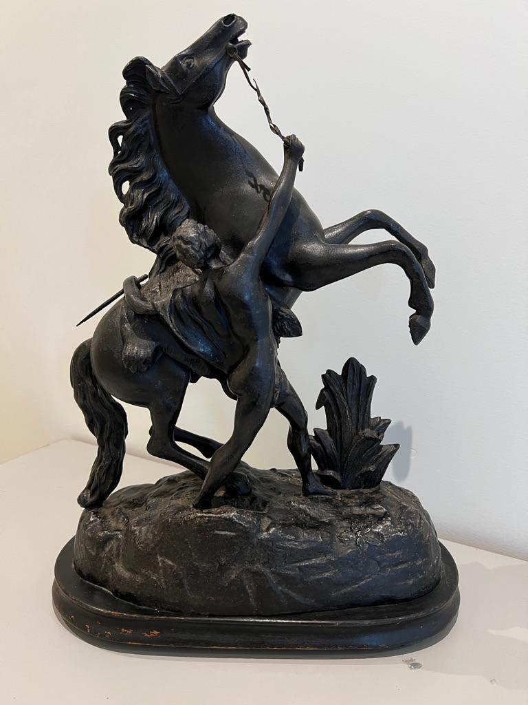 Grande paire ancienne de chevaux marley sculptés du 19ème siècle, d'après Coustou en vente 3