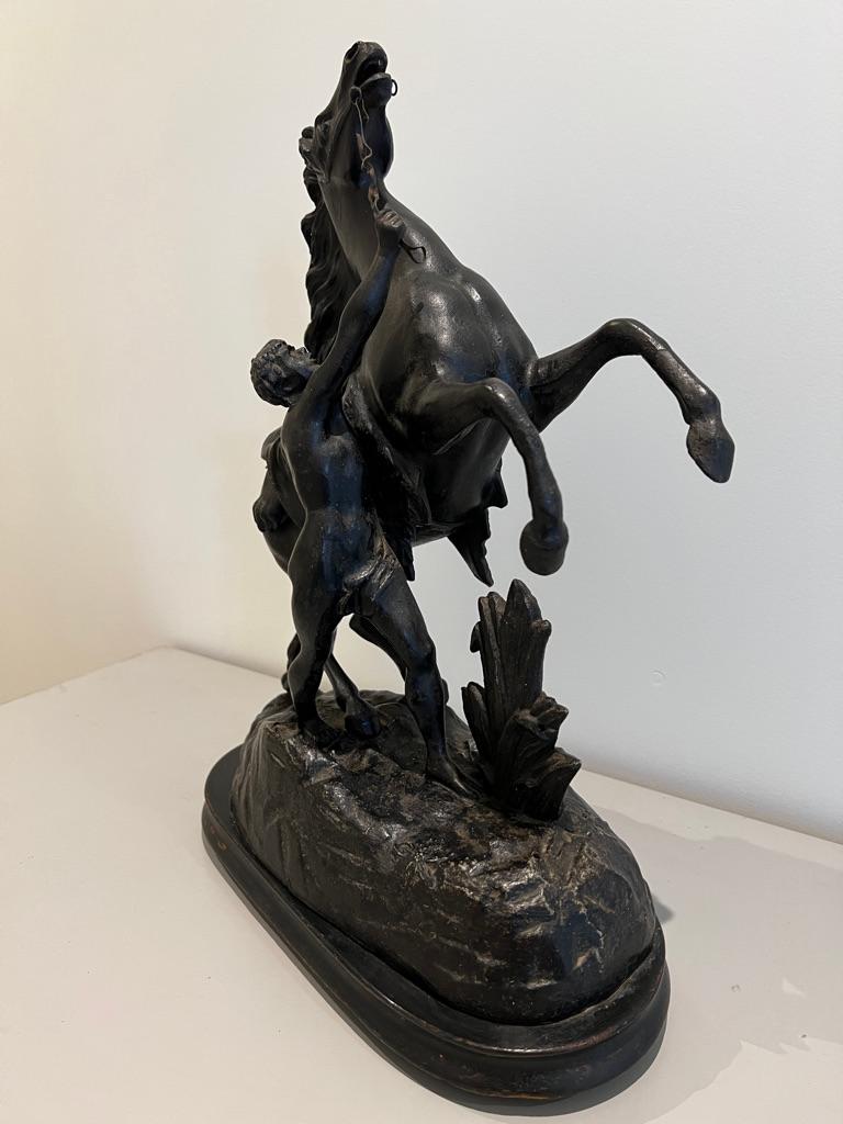 Grande paire ancienne de chevaux marley sculptés du 19ème siècle, d'après Coustou en vente 4