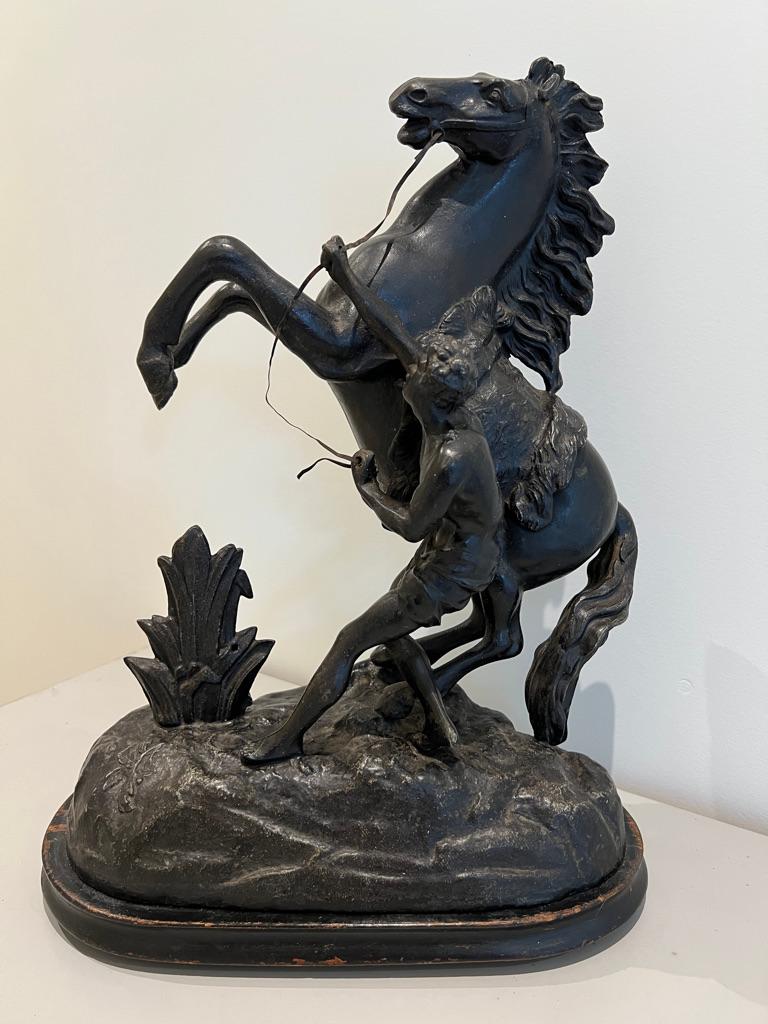 Grande paire ancienne de chevaux marley sculptés du 19ème siècle, d'après Coustou en vente 6
