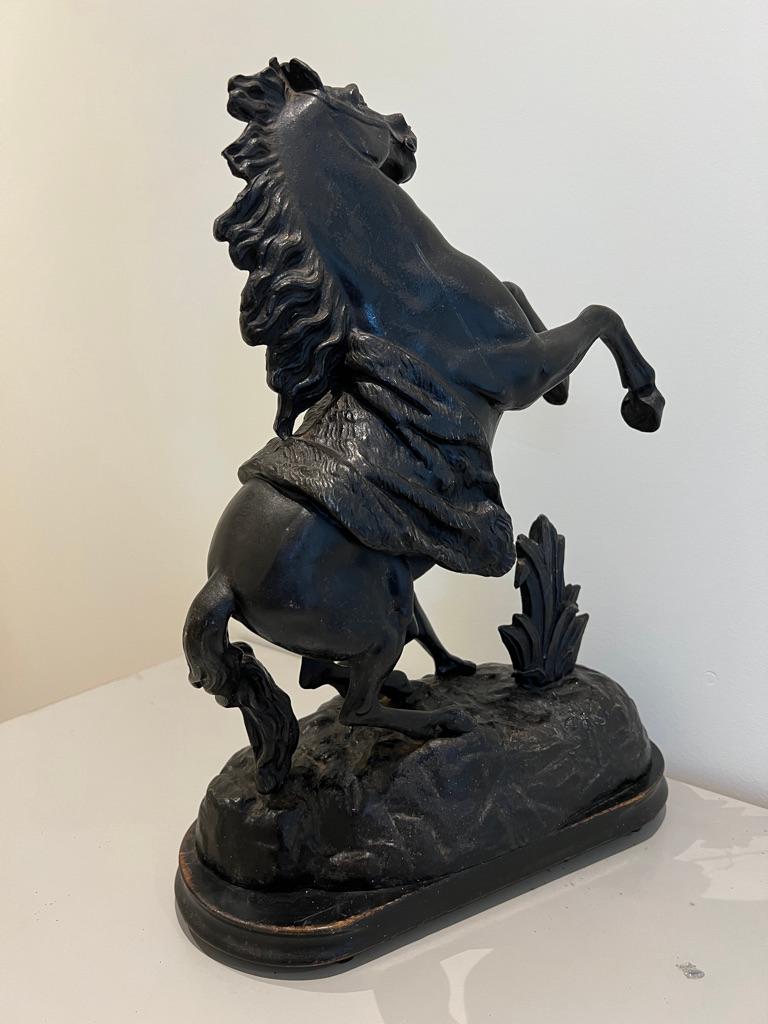Grande paire ancienne de chevaux marley sculptés du 19ème siècle, d'après Coustou en vente 8