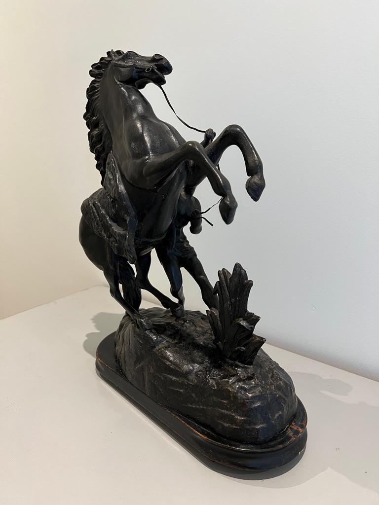 Grande paire ancienne de chevaux marley sculptés du 19ème siècle, d'après Coustou en vente 9