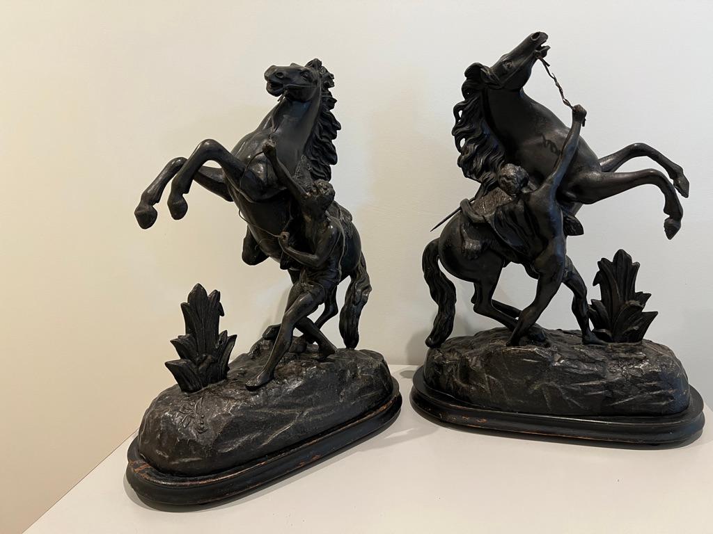 Baroque Grande paire ancienne de chevaux marley sculptés du 19ème siècle, d'après Coustou en vente