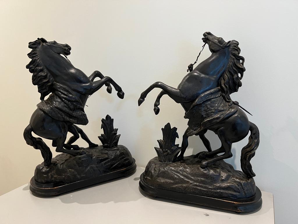 Français Grande paire ancienne de chevaux marley sculptés du 19ème siècle, d'après Coustou en vente