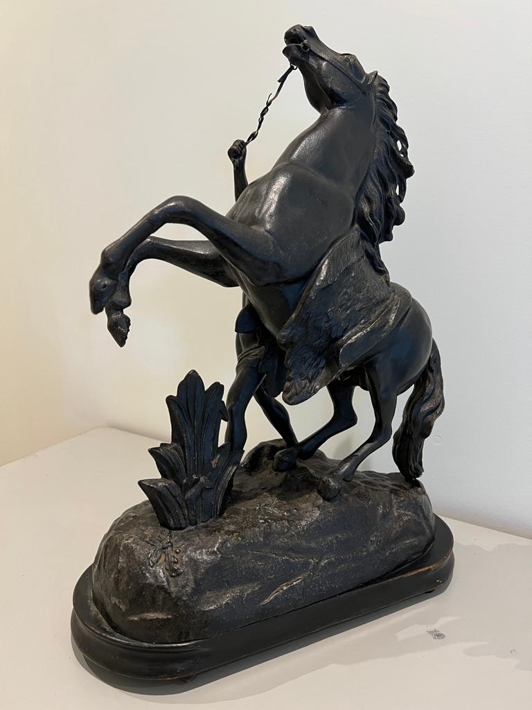 Bronze Grande paire ancienne de chevaux marley sculptés du 19ème siècle, d'après Coustou en vente