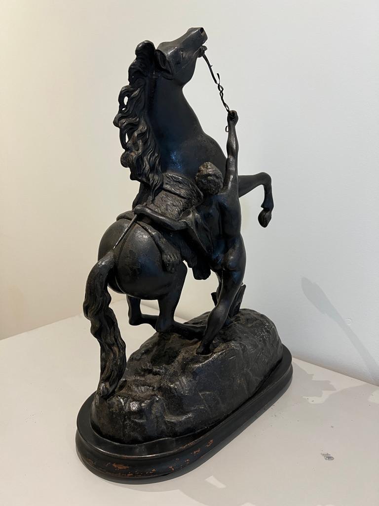 Grande paire ancienne de chevaux marley sculptés du 19ème siècle, d'après Coustou en vente 2