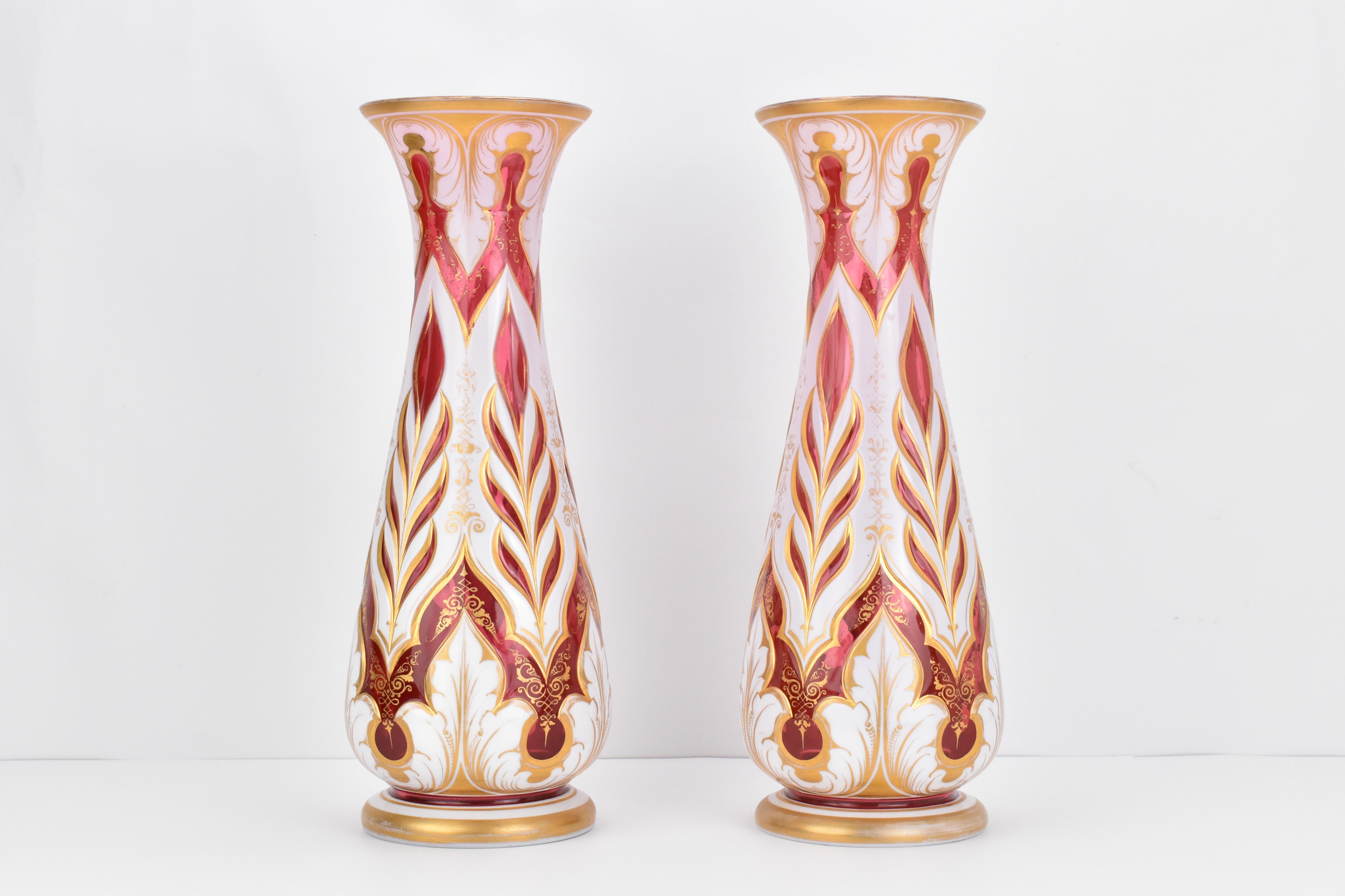 Grande paire de vases bohèmes anciens en verre doré superposé, 19ème siècle Bon état - En vente à Rostock, MV