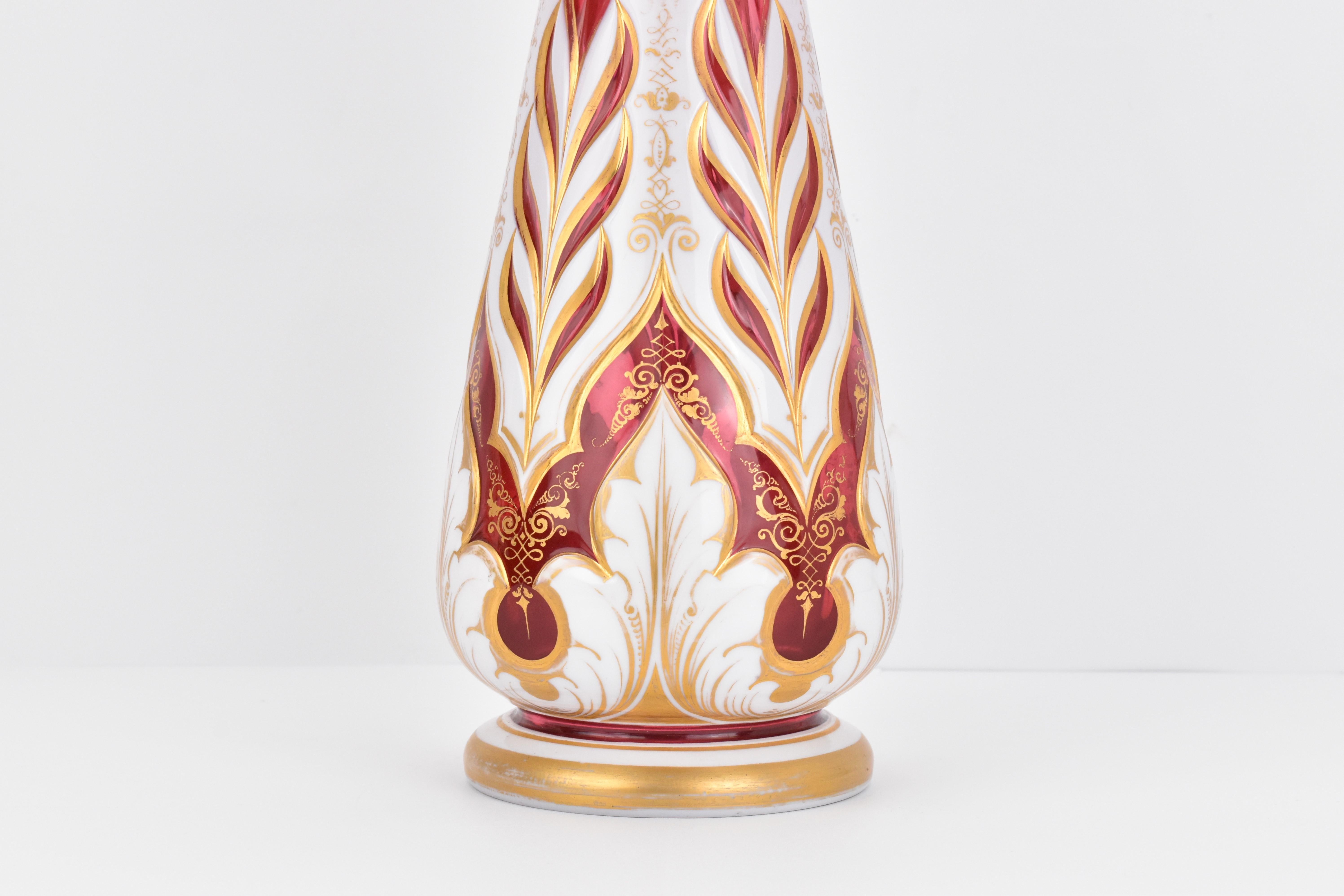 XIXe siècle Grande paire de vases bohèmes anciens en verre doré superposé, 19ème siècle en vente