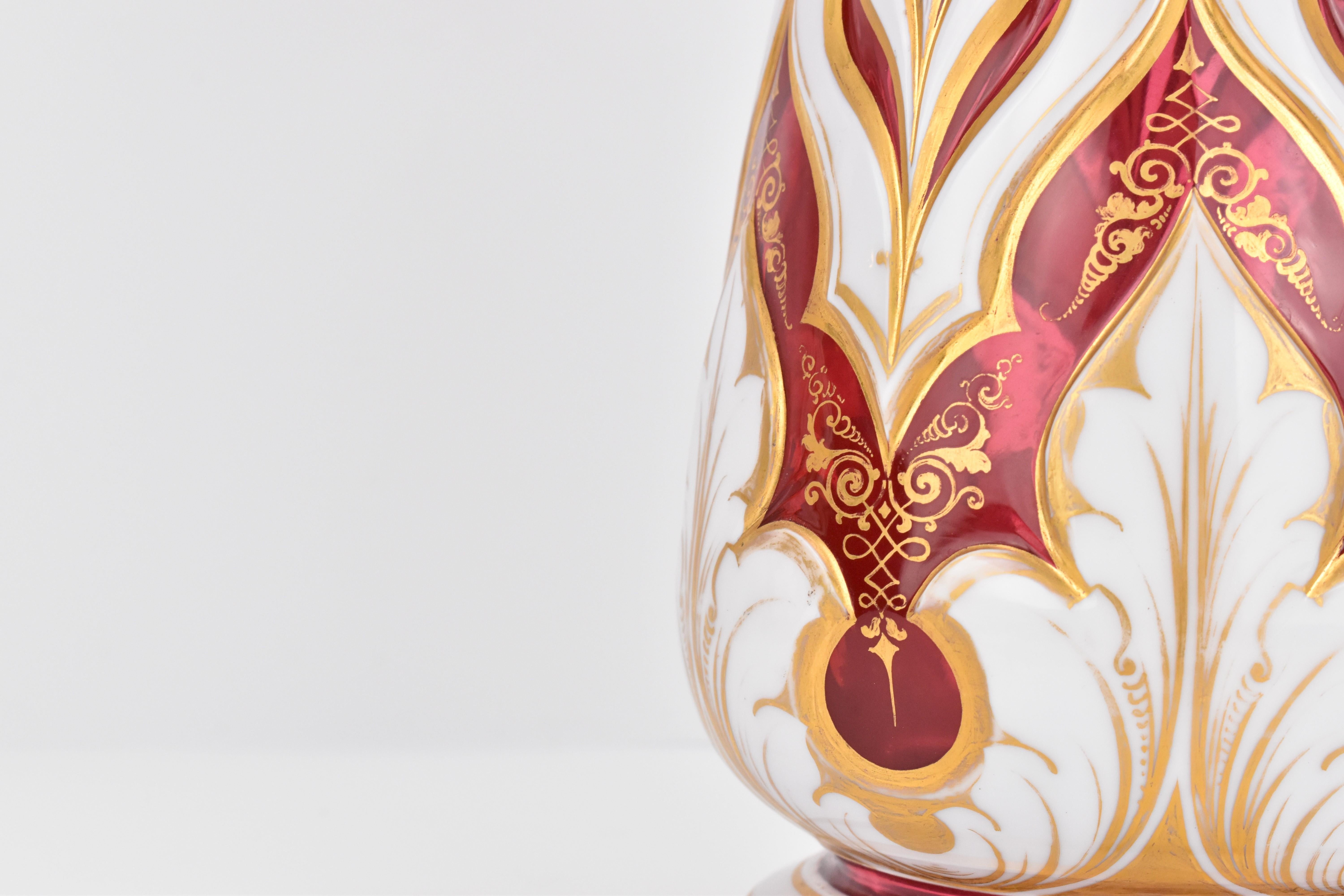 Verre Grande paire de vases bohèmes anciens en verre doré superposé, 19ème siècle en vente