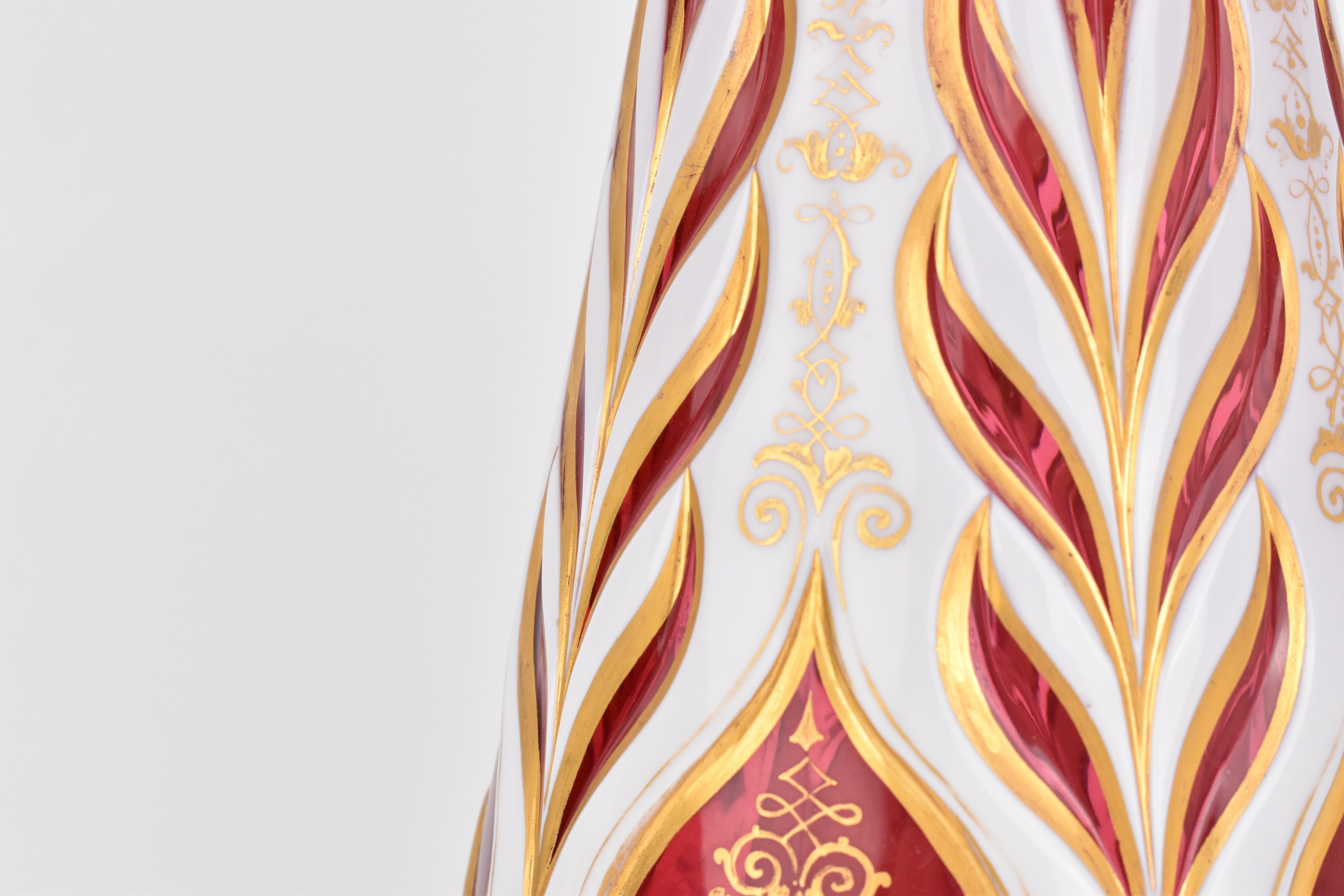 Grande paire de vases bohèmes anciens en verre doré superposé, 19ème siècle en vente 1