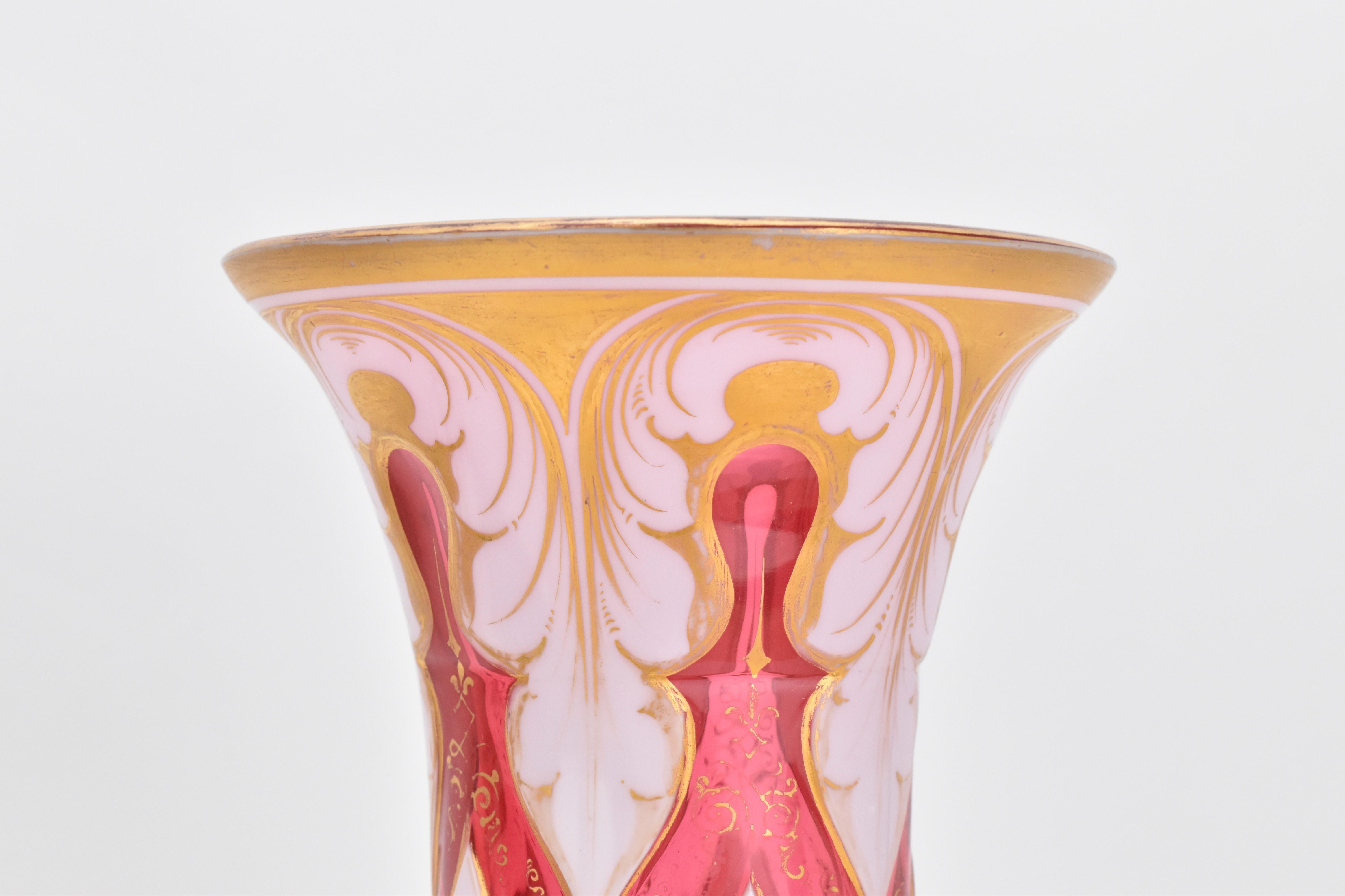Grande paire de vases bohèmes anciens en verre doré superposé, 19ème siècle en vente 2