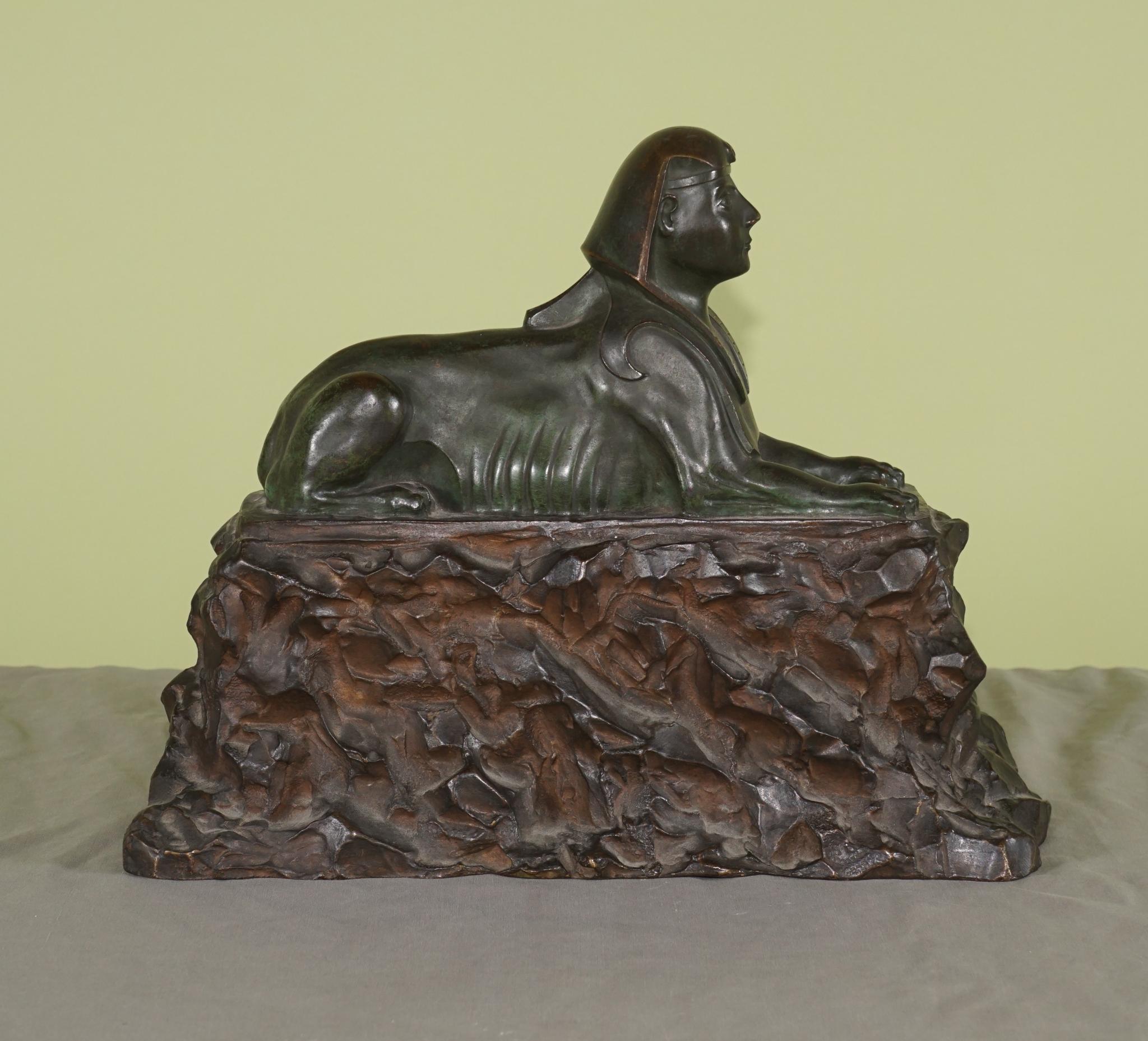 Gran pareja antigua de esfinges de bronce sobre bases rocosas Francés en venta