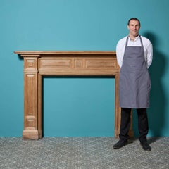 Grande cheminée ancienne à panneaux en noyer