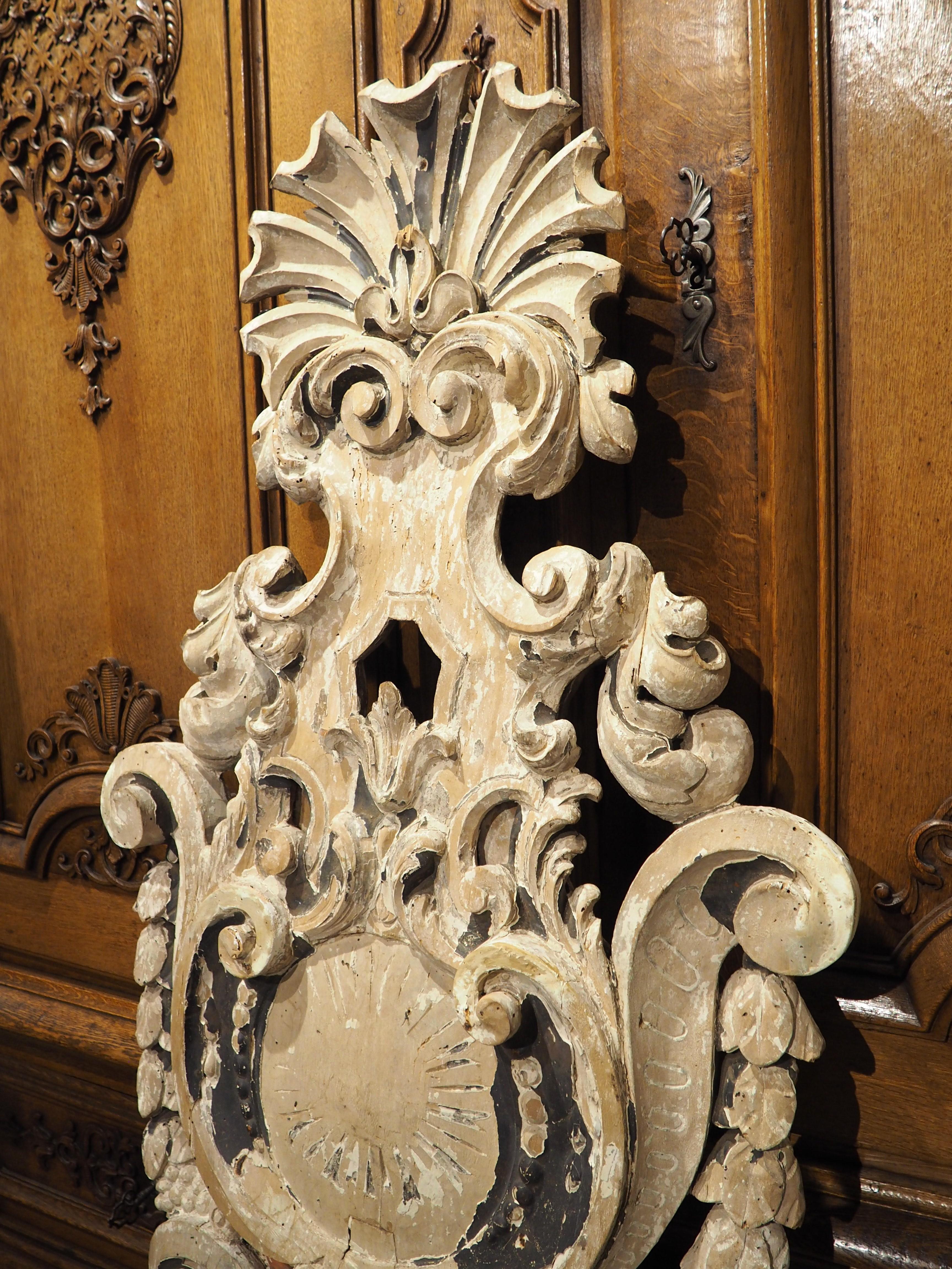 Grande applique ancienne de château en bois peinte à la feuille, vers 1800 en vente 5
