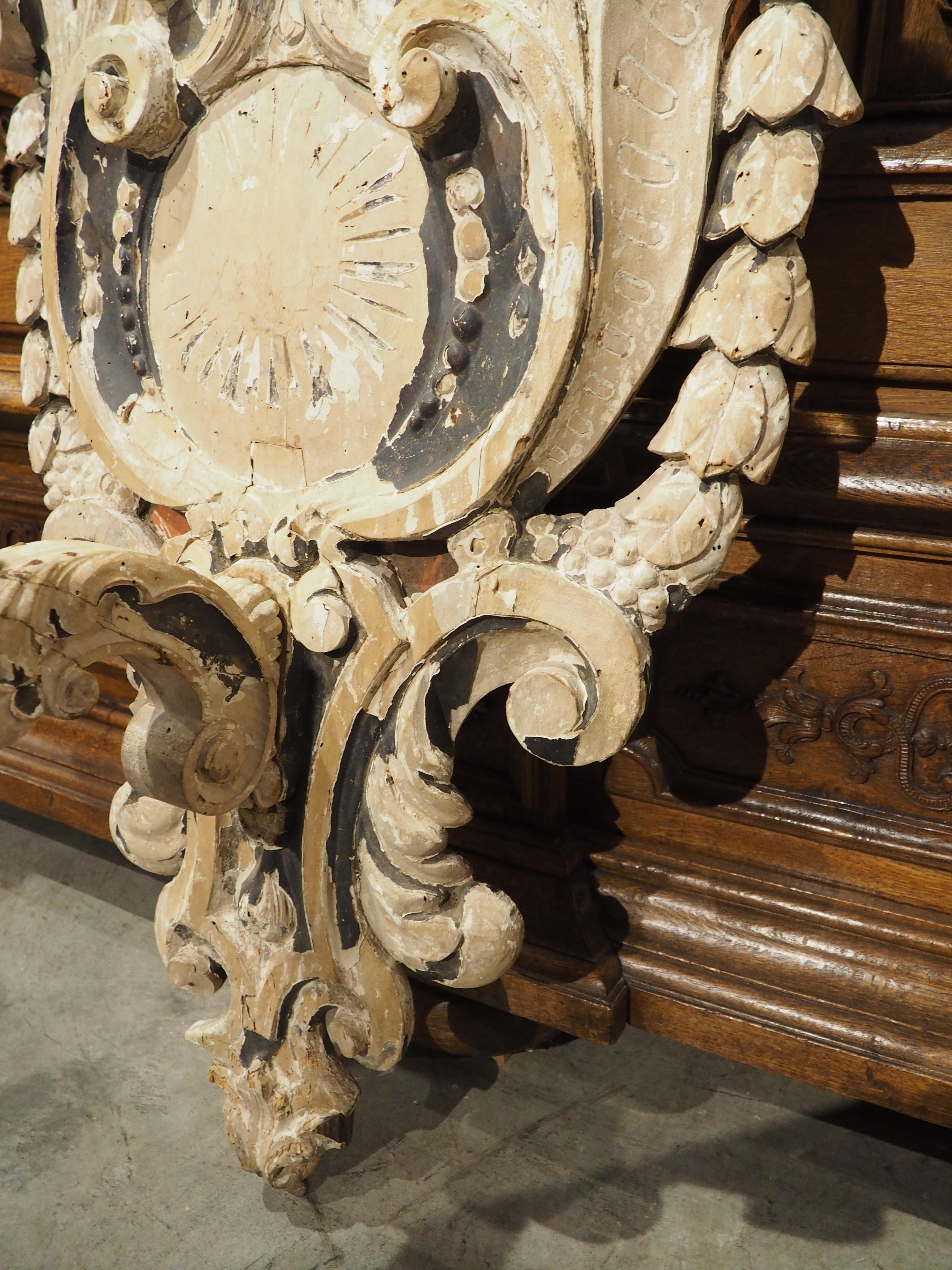 Grande applique ancienne de château en bois peinte à la feuille, vers 1800 en vente 6