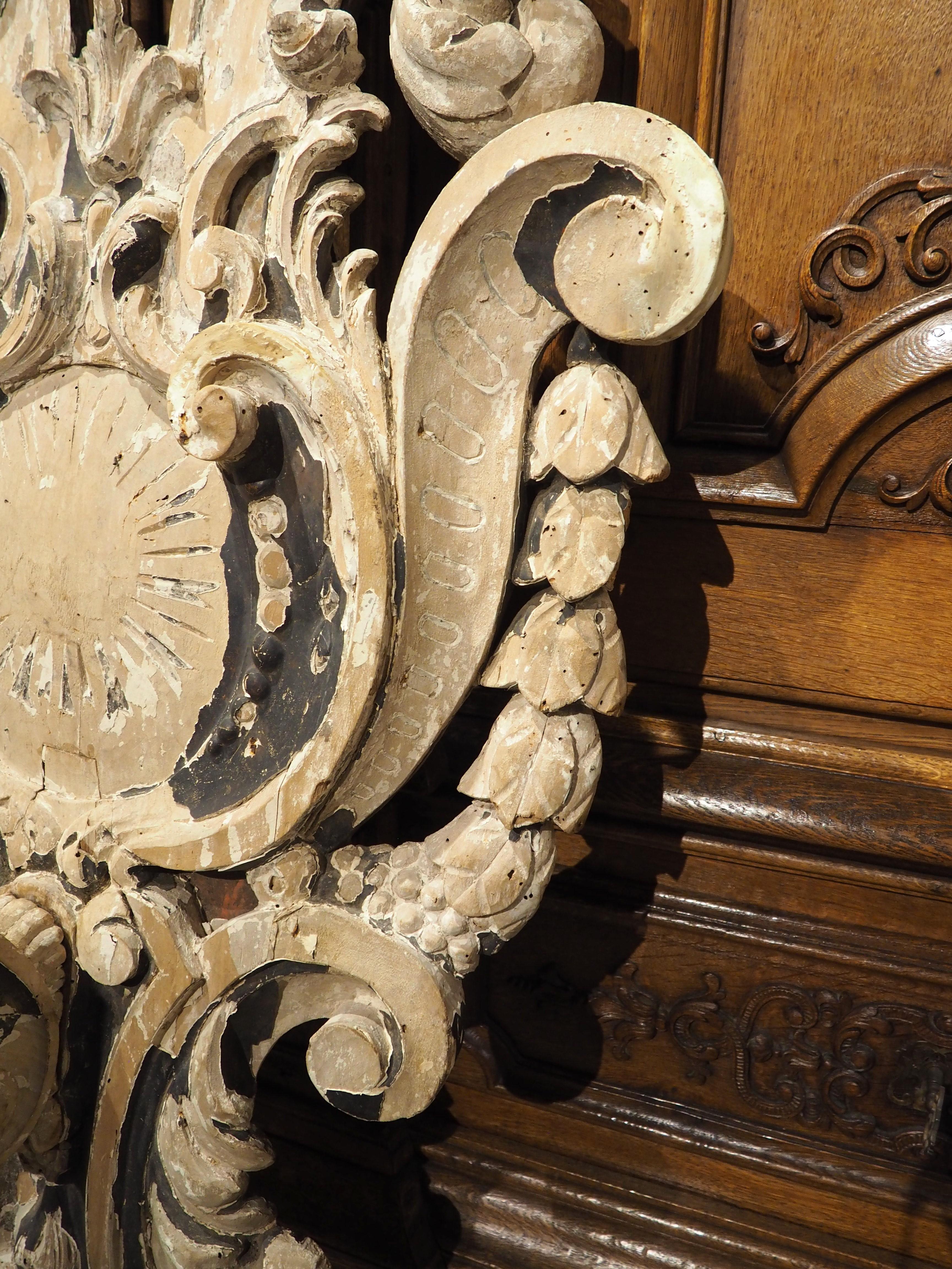 Grande applique ancienne de château en bois peinte à la feuille, vers 1800 en vente 7