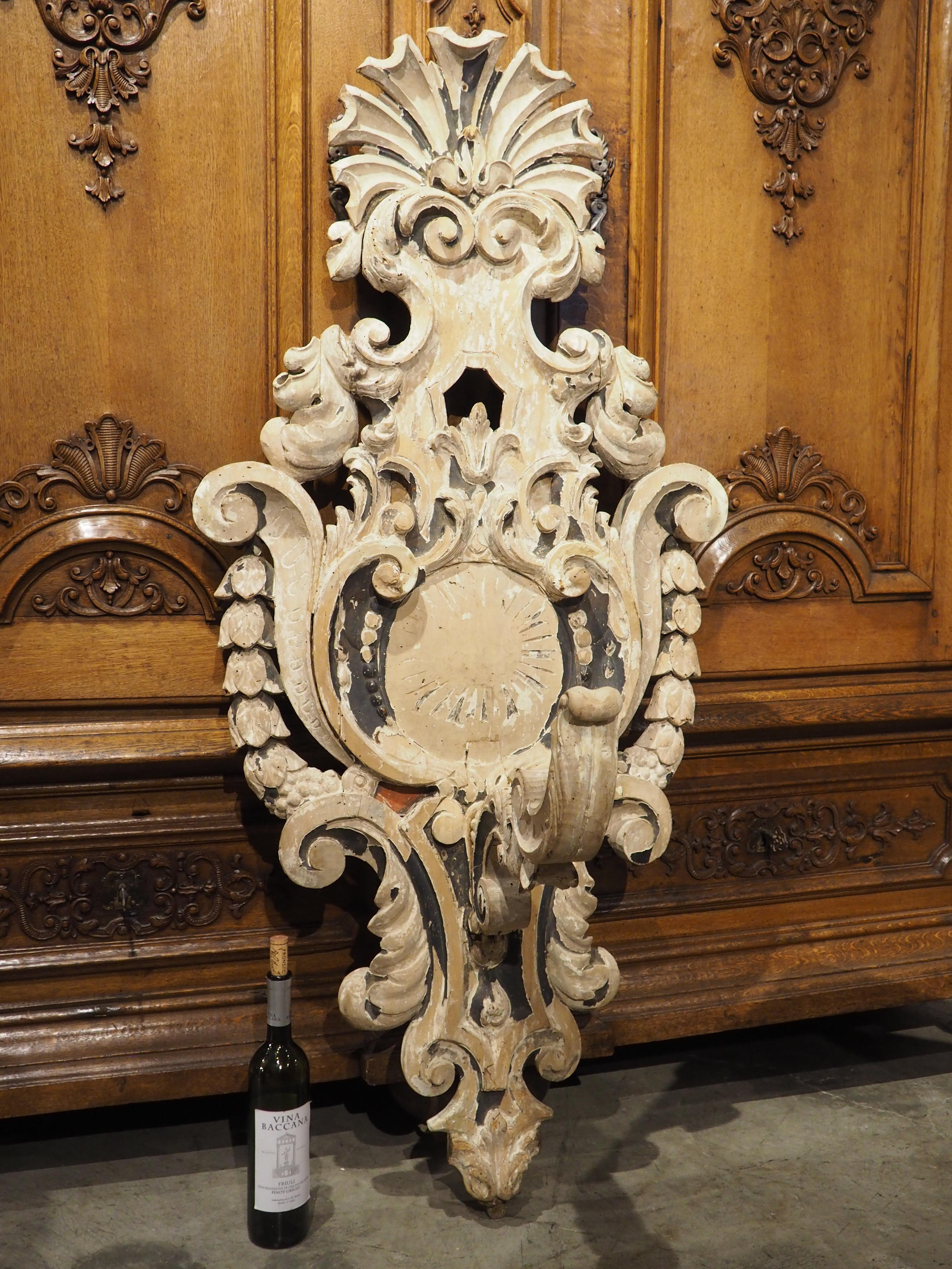 Grande applique ancienne de château en bois peinte à la feuille, vers 1800 en vente 8
