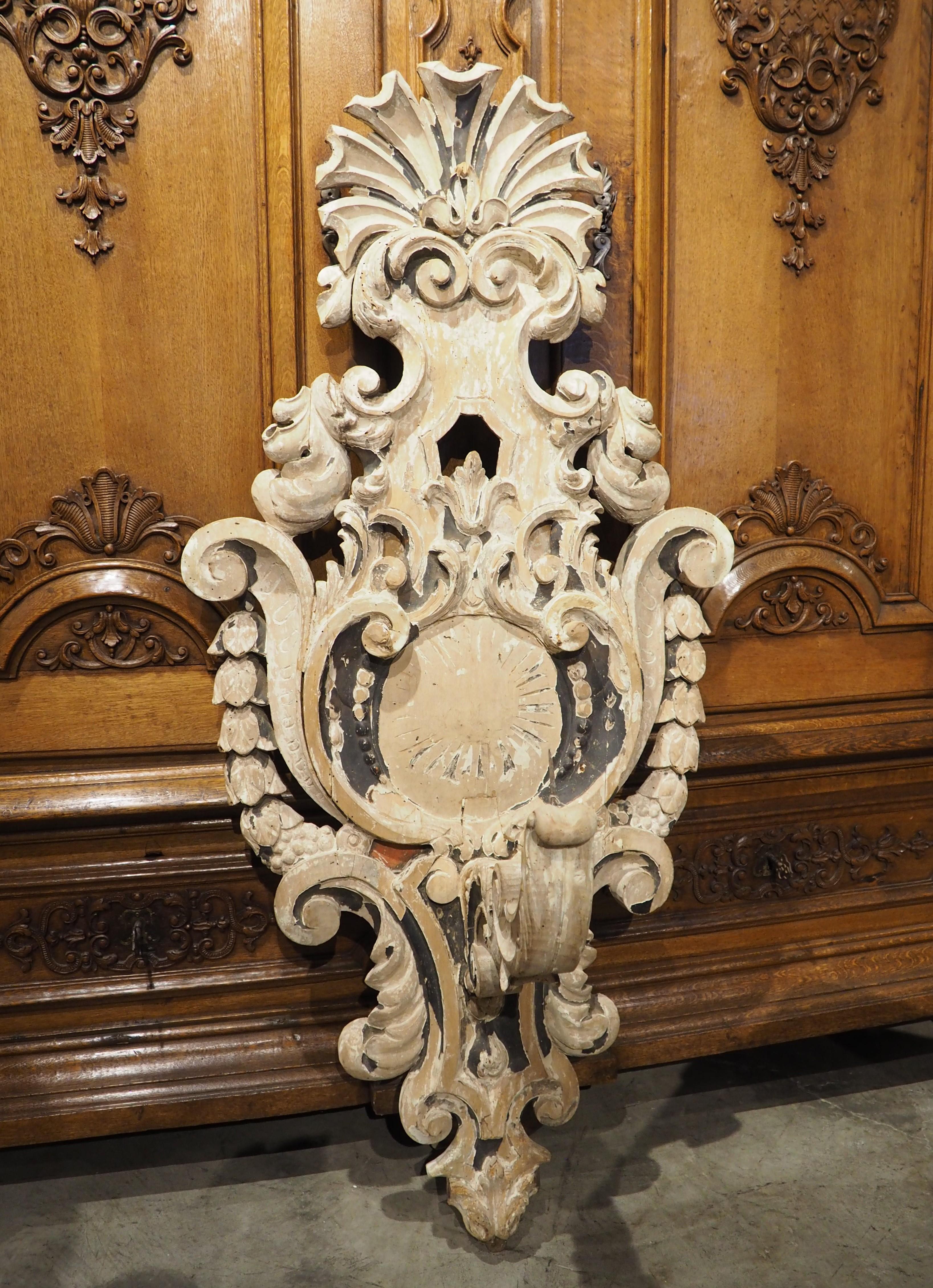 Grande applique ancienne de château en bois peinte à la feuille, vers 1800 en vente 9