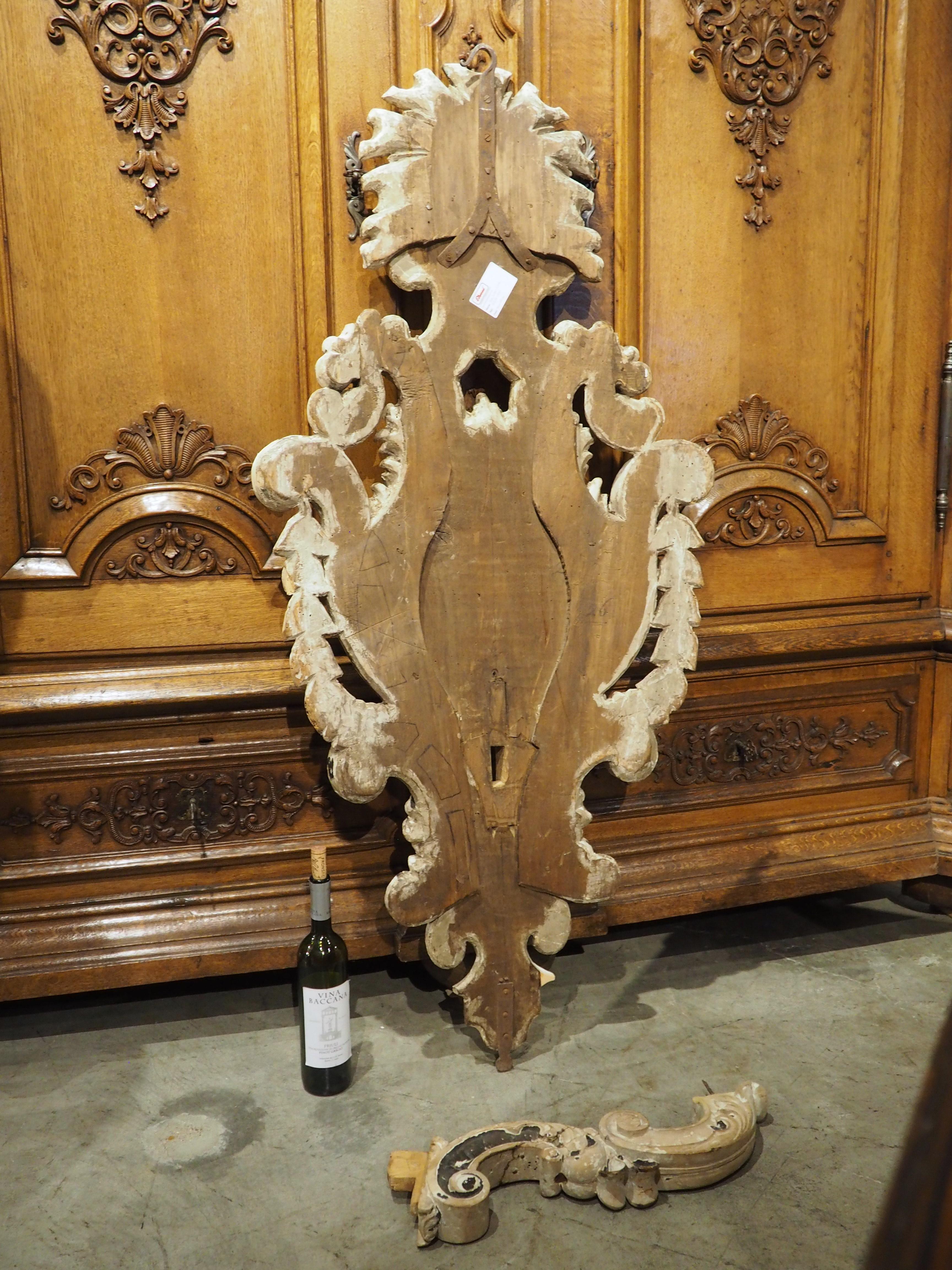 Source d'éclairage architectural imposante, cette applique de château en bois peint mesure plus de 57 pouces de haut et 21 pouces de profondeur. Sculptée à la main vers 1800, cette applique présente une magnifique peinture parcellaire composée de