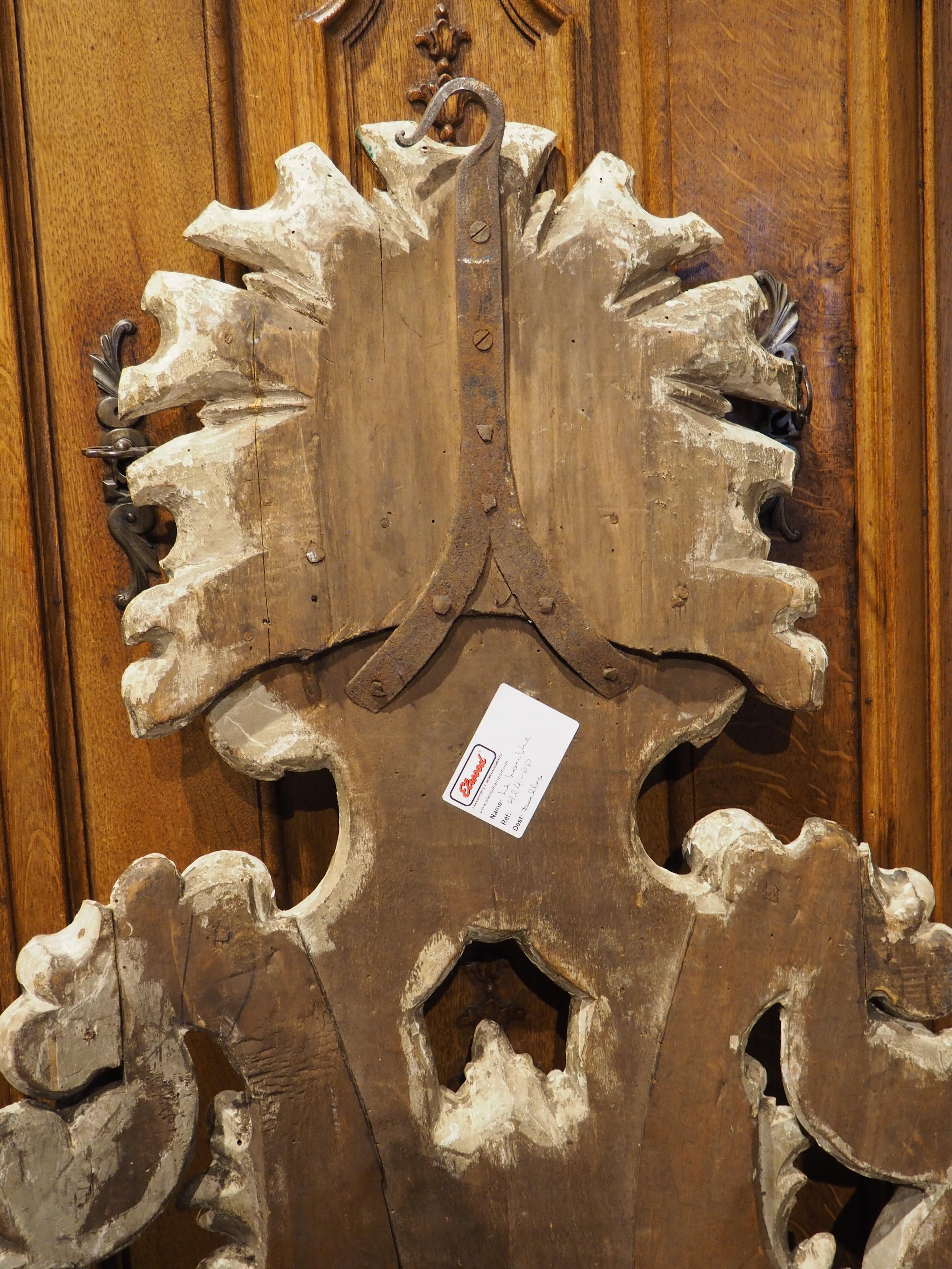 Européen Grande applique ancienne de château en bois peinte à la feuille, vers 1800 en vente