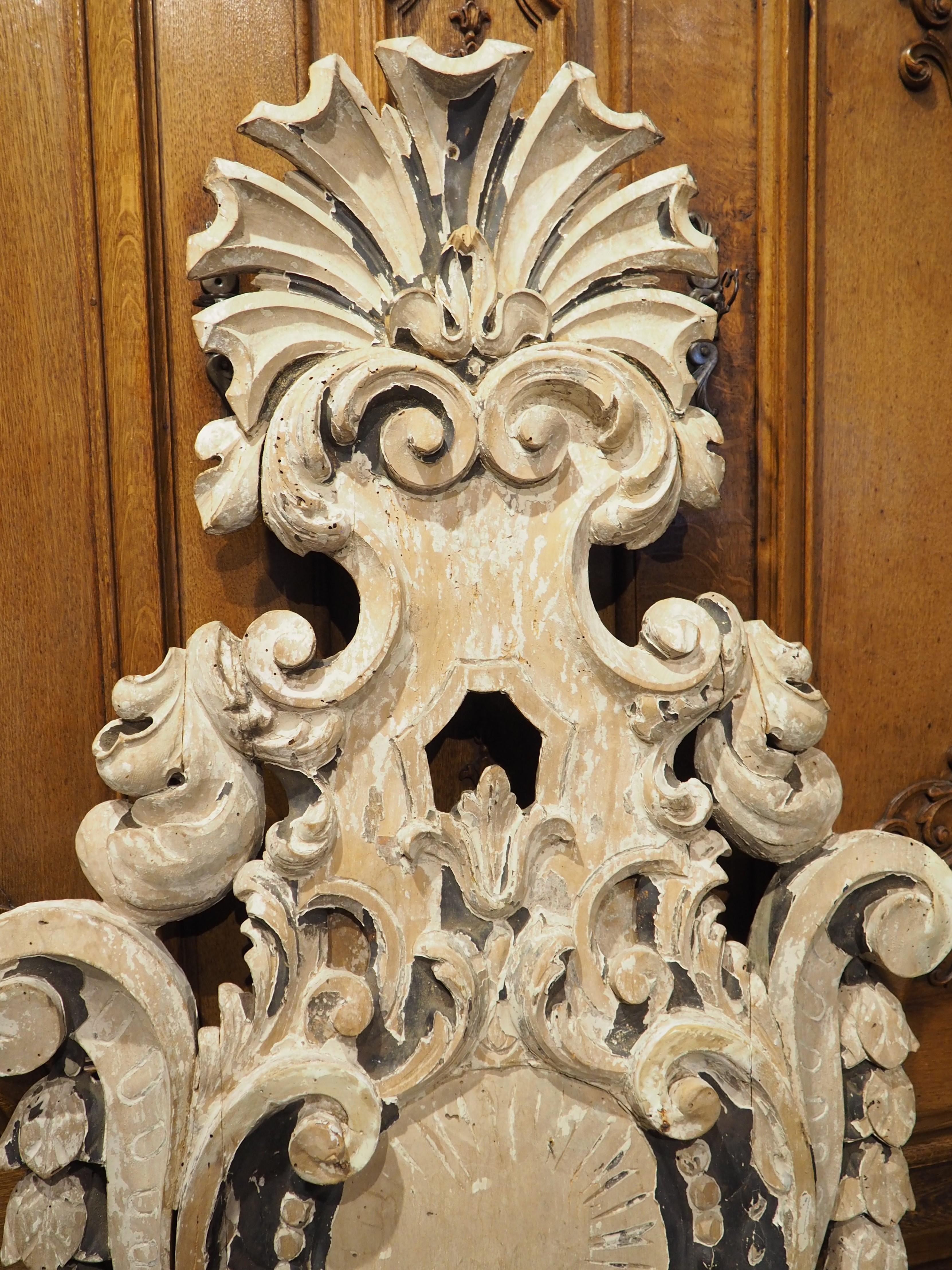 Sculpté à la main Grande applique ancienne de château en bois peinte à la feuille, vers 1800 en vente