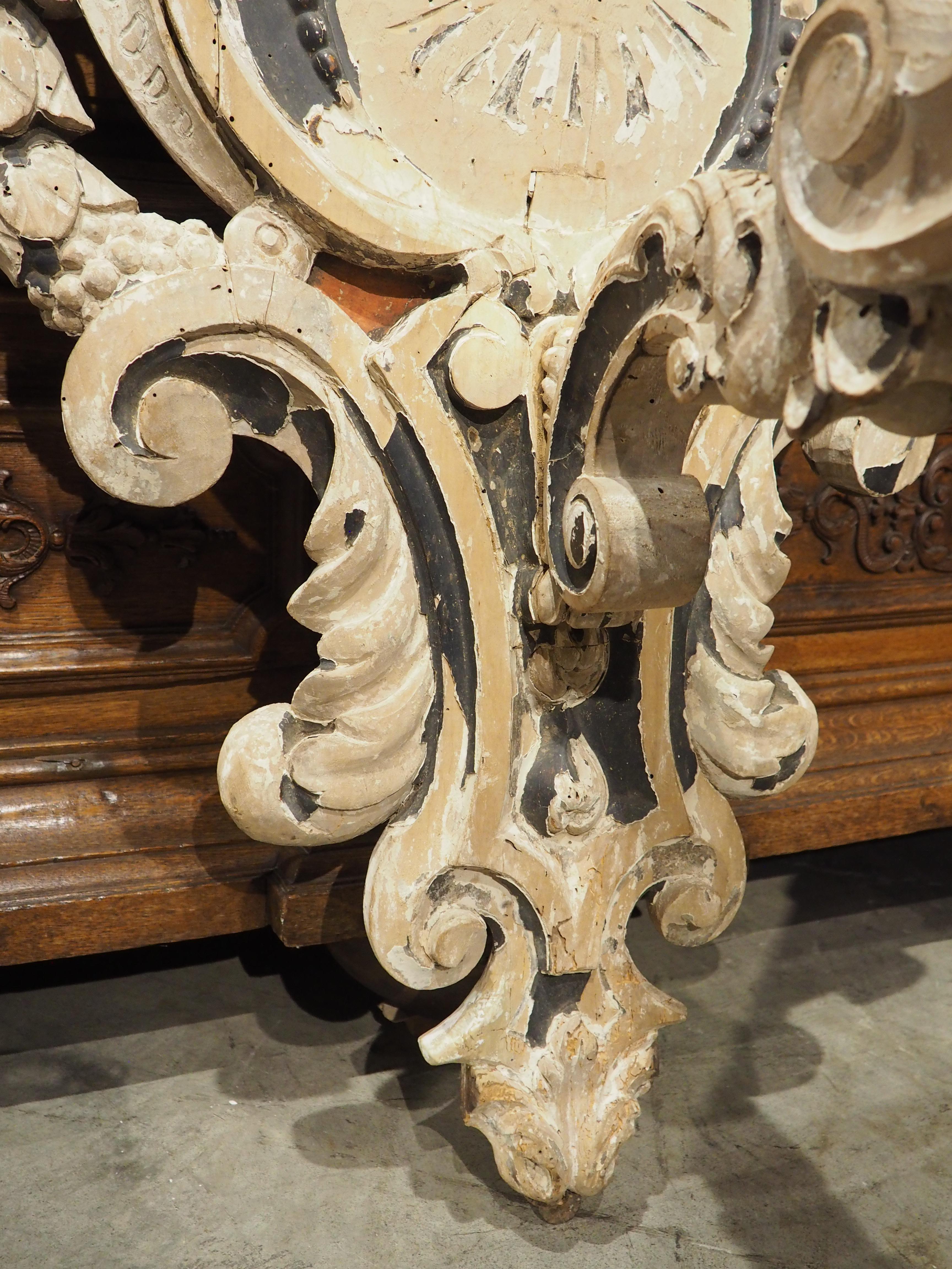 Grande applique ancienne de château en bois peinte à la feuille, vers 1800 Bon état - En vente à Dallas, TX