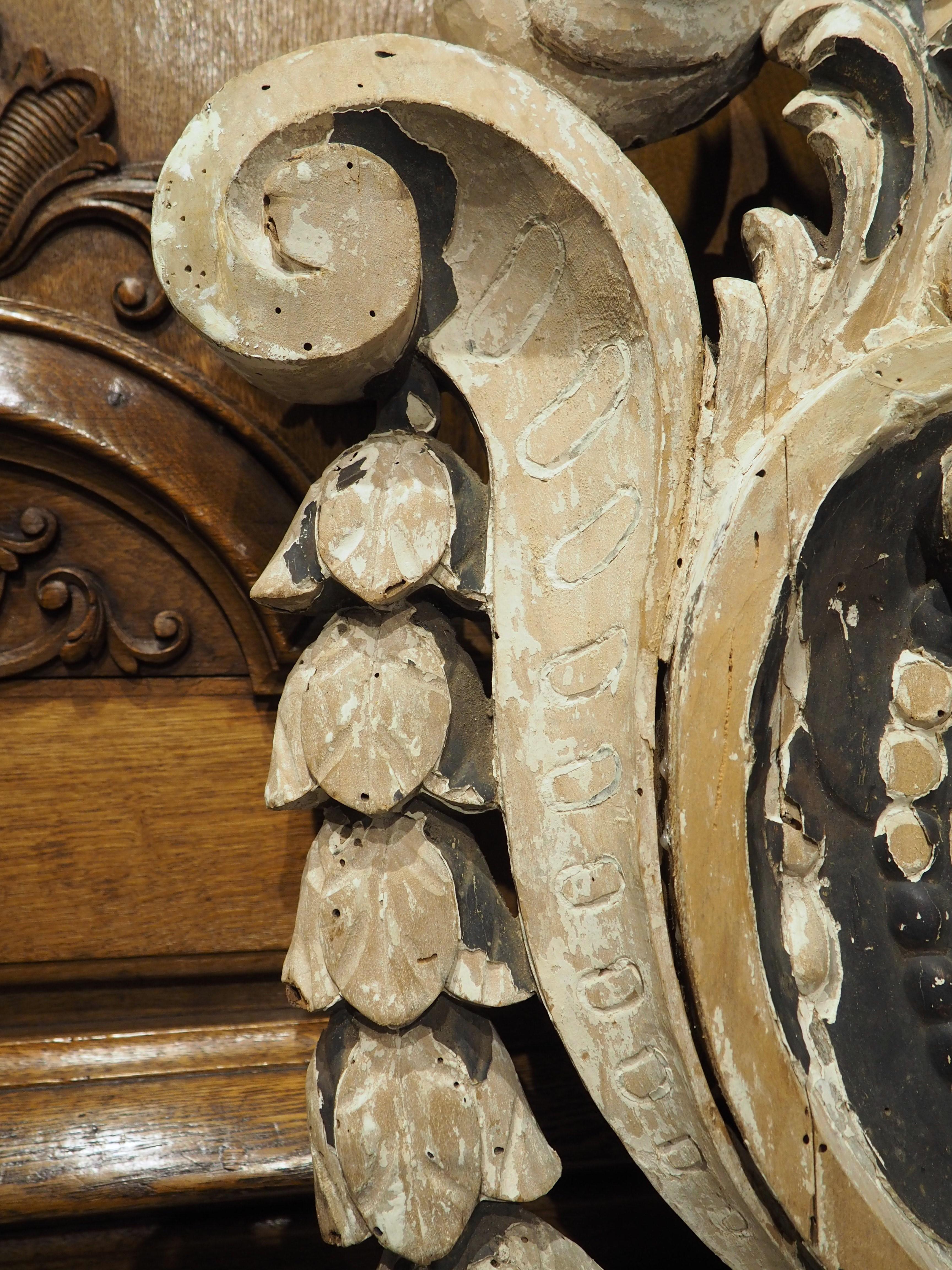 XIXe siècle Grande applique ancienne de château en bois peinte à la feuille, vers 1800 en vente