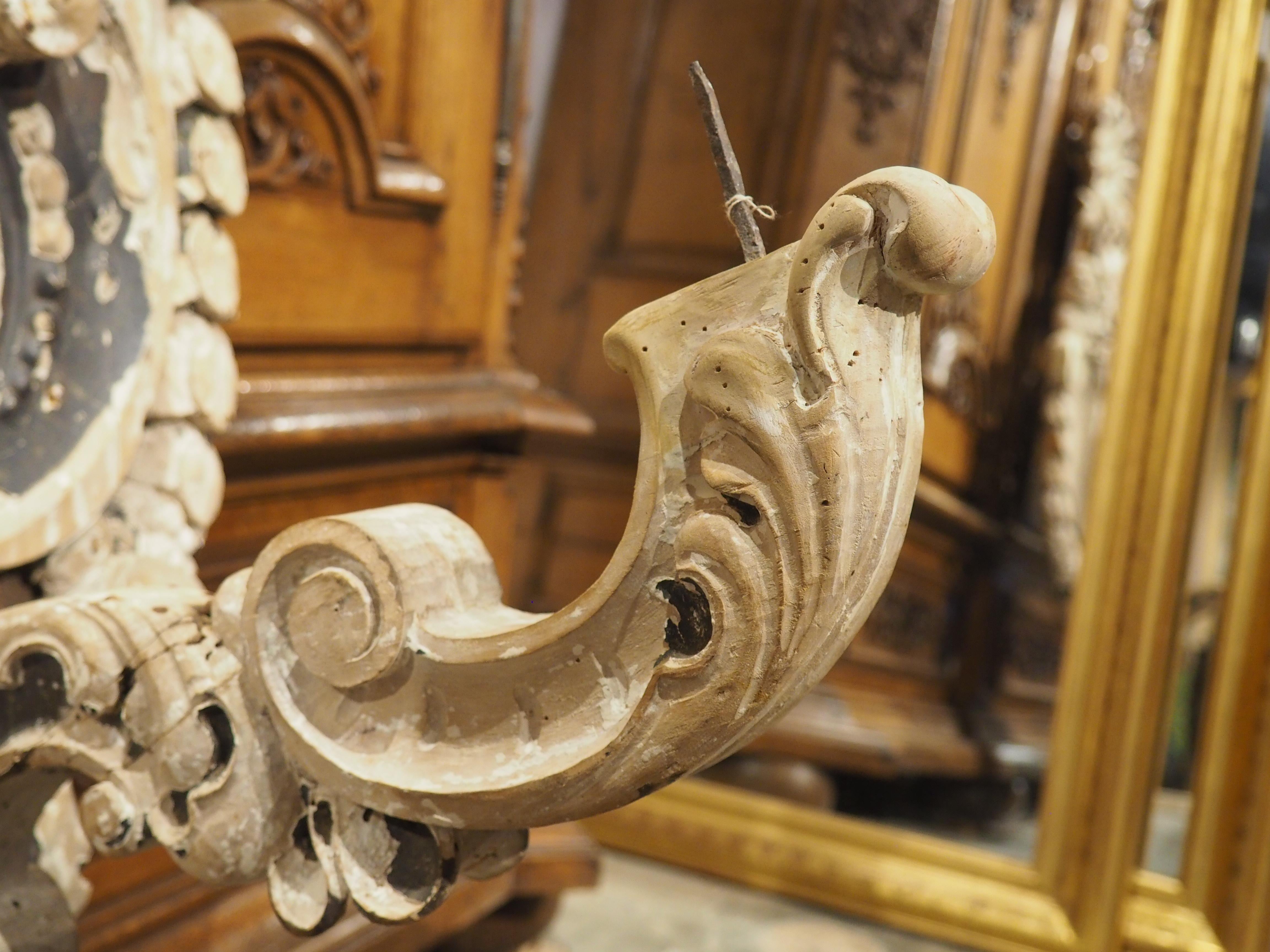 Grande applique ancienne de château en bois peinte à la feuille, vers 1800 en vente 2
