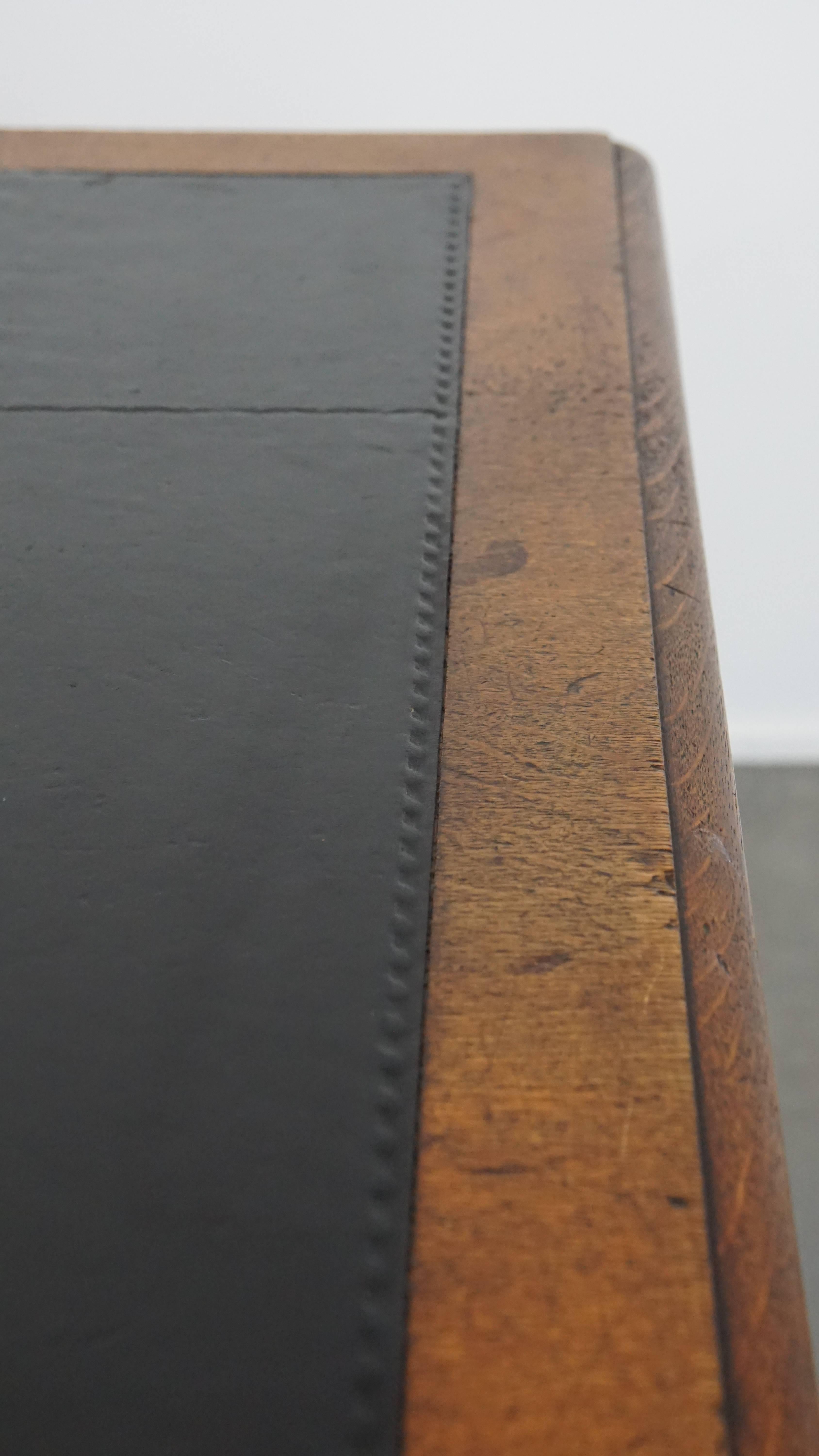 Grande scrivania antica in stile inglese con pelle nera in vendita 4