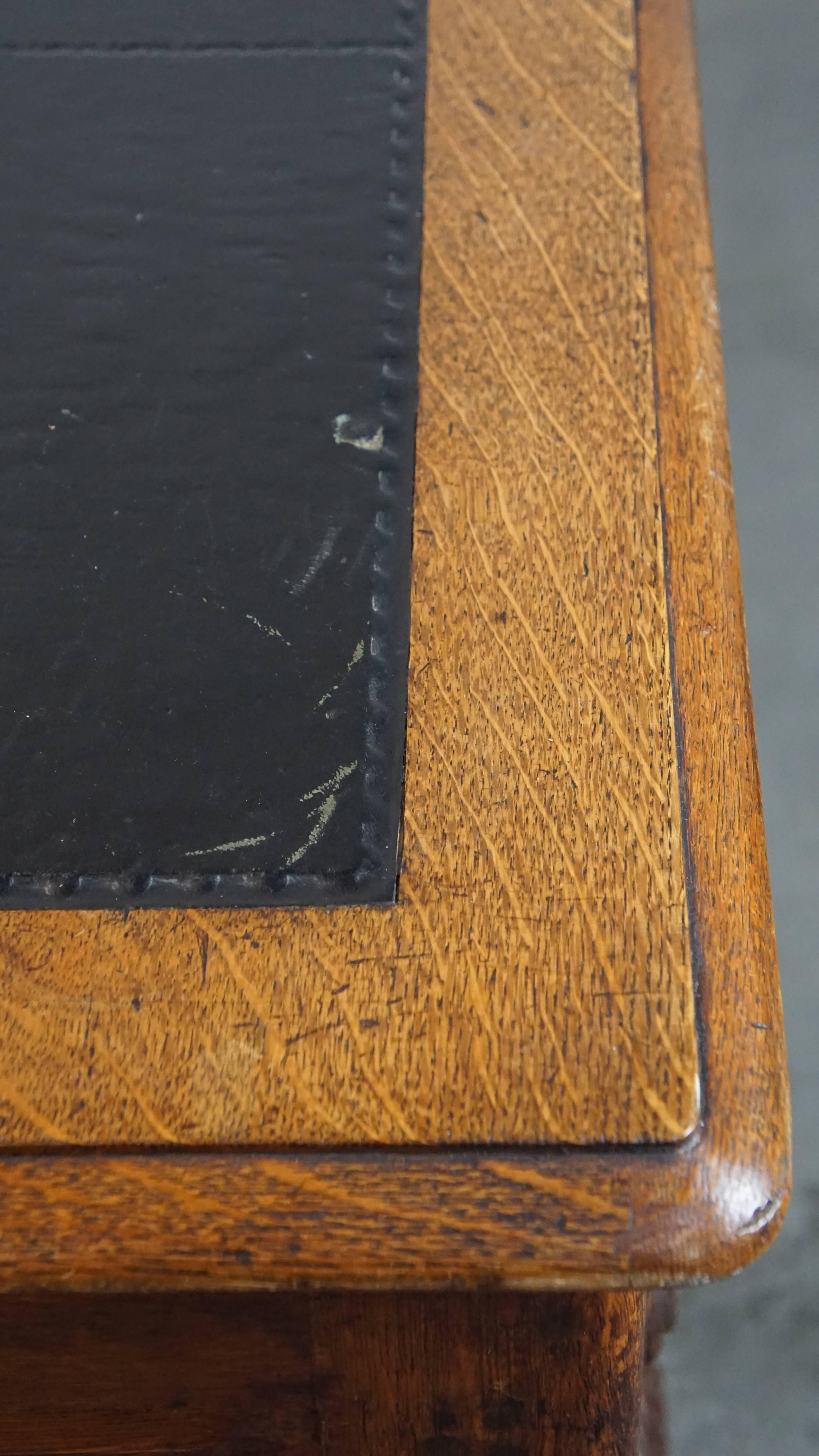 Grande scrivania antica in stile inglese con pelle nera in vendita 11