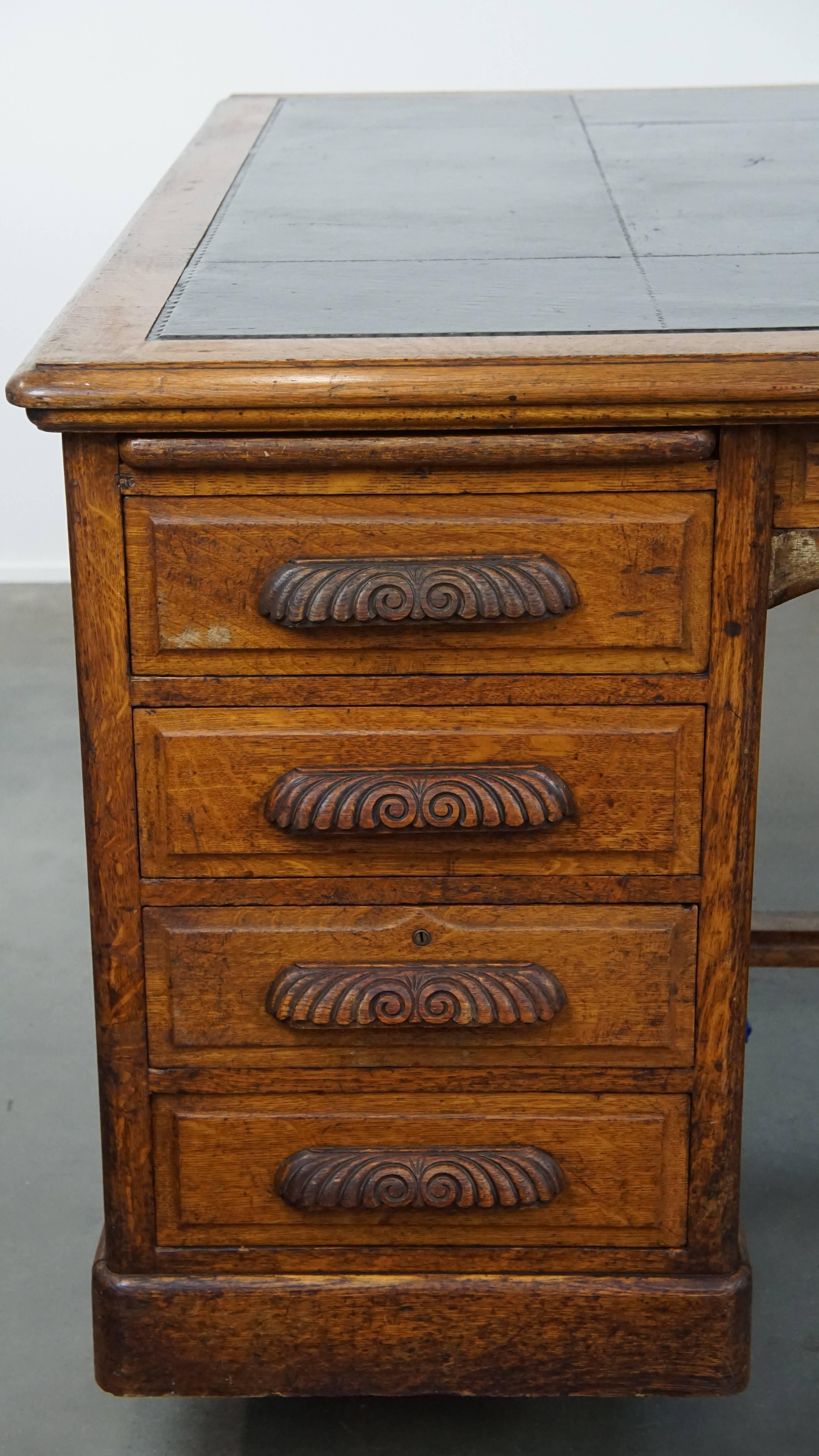 In offerta c'è questa bella e spaziosa scrivania antica in stile inglese con piano in pelle nera. 

Questa splendida scrivania antica di grandi dimensioni si adatta bene a qualsiasi interno e offre stile e funzionalità.

È molto pratico, con uno