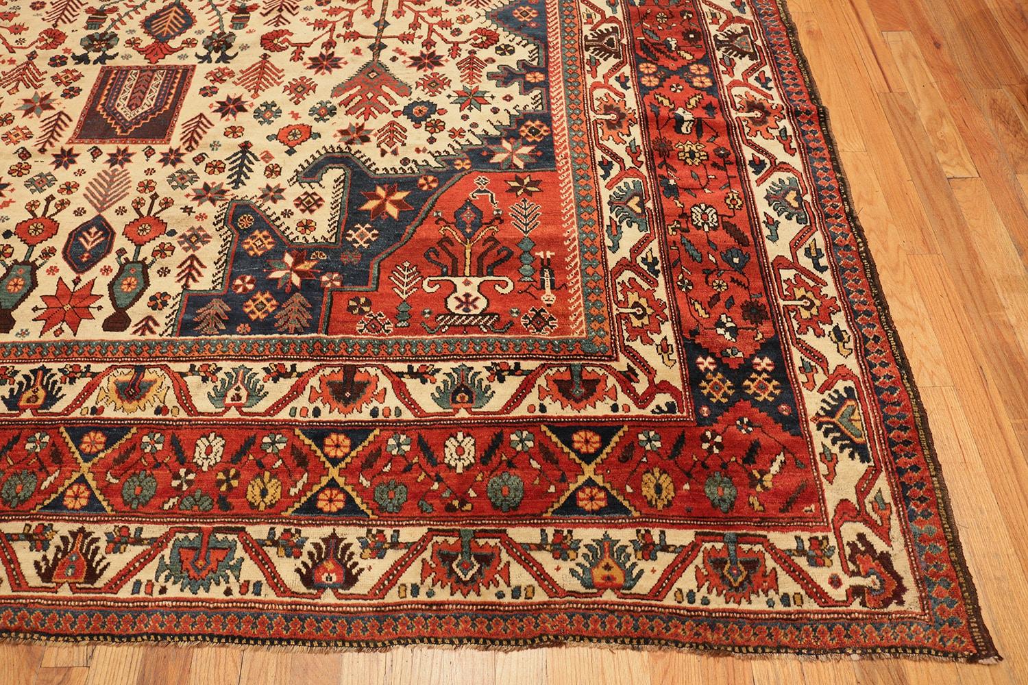 Antiker persischer Bakhtiari-Teppich. 11 ft 6 in x 16 ft 2 in (Stammeskunst) im Angebot