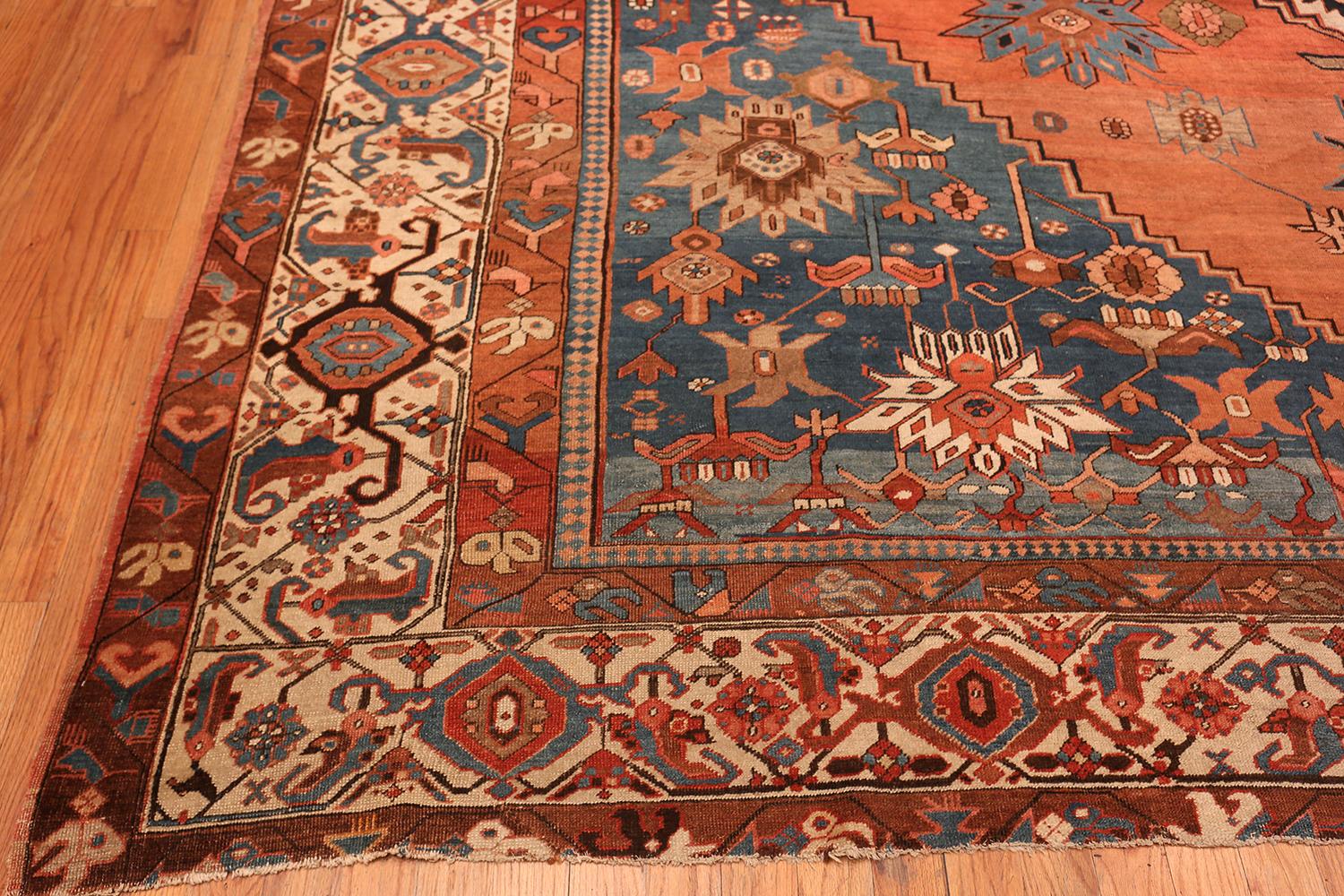 Large Antique Persian Bakshaish Rug. Size: 13 ft x 18 ft 2 in (3.96 m x 5.54 m) In Good Condition In New York, NY