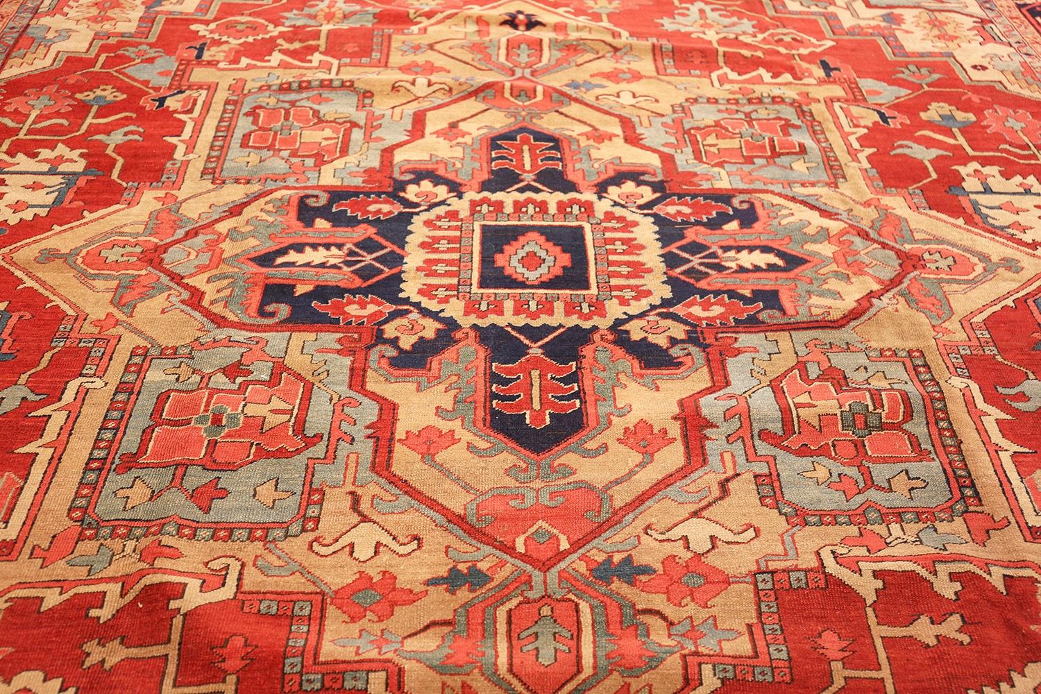 Questo tappeto Heriz Serapi di grandi dimensioni è squisitamente realizzato con colori e motivi. Linee geometriche precise e colori audaci e contrastanti definiscono i motivi e le aree di questo tappeto. Il medaglione centrale presenta una stella a