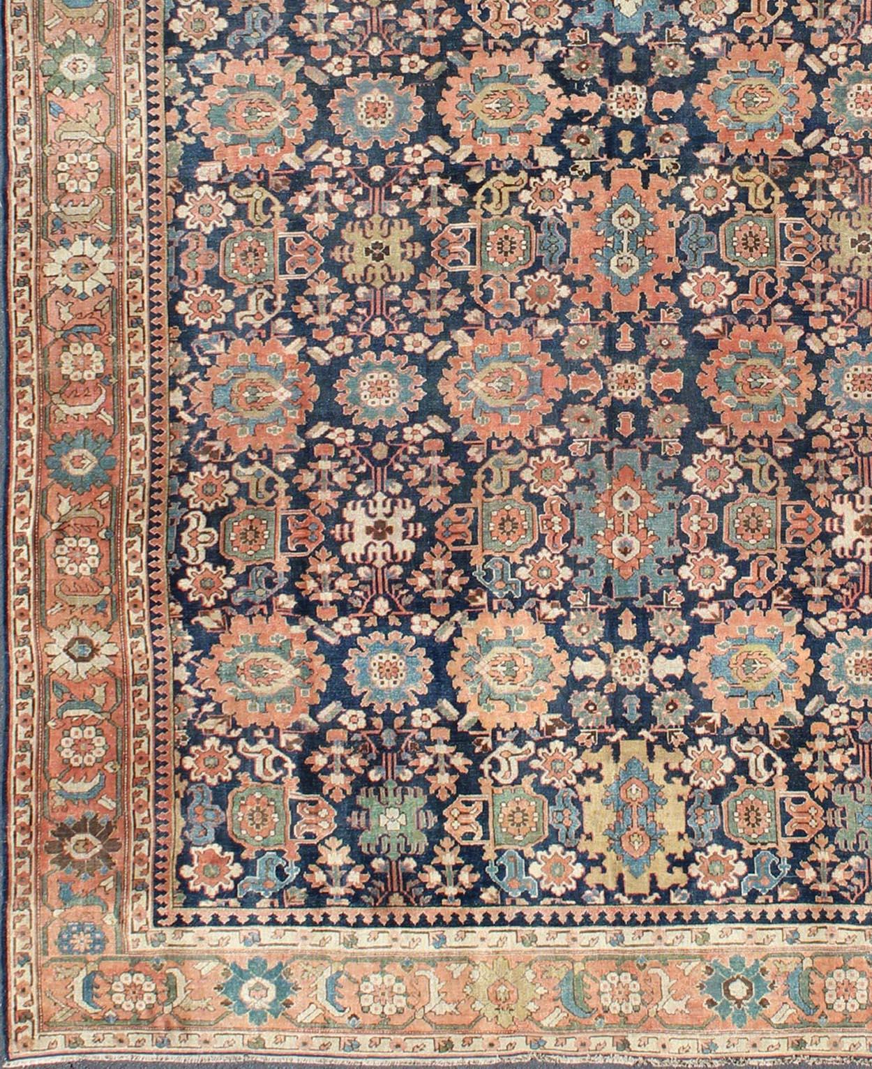 Tapis persan Hamedan de taille moyenne à grande échelle subgéométrique  motif de fleurs, tapis EMA-7511, pays d'origine / type : Iran / Hamedan, vers 1900.

Mesures : 14'3 x 22'7

Ce magnifique tapis persan Hamedan du début du XXe siècle est orné