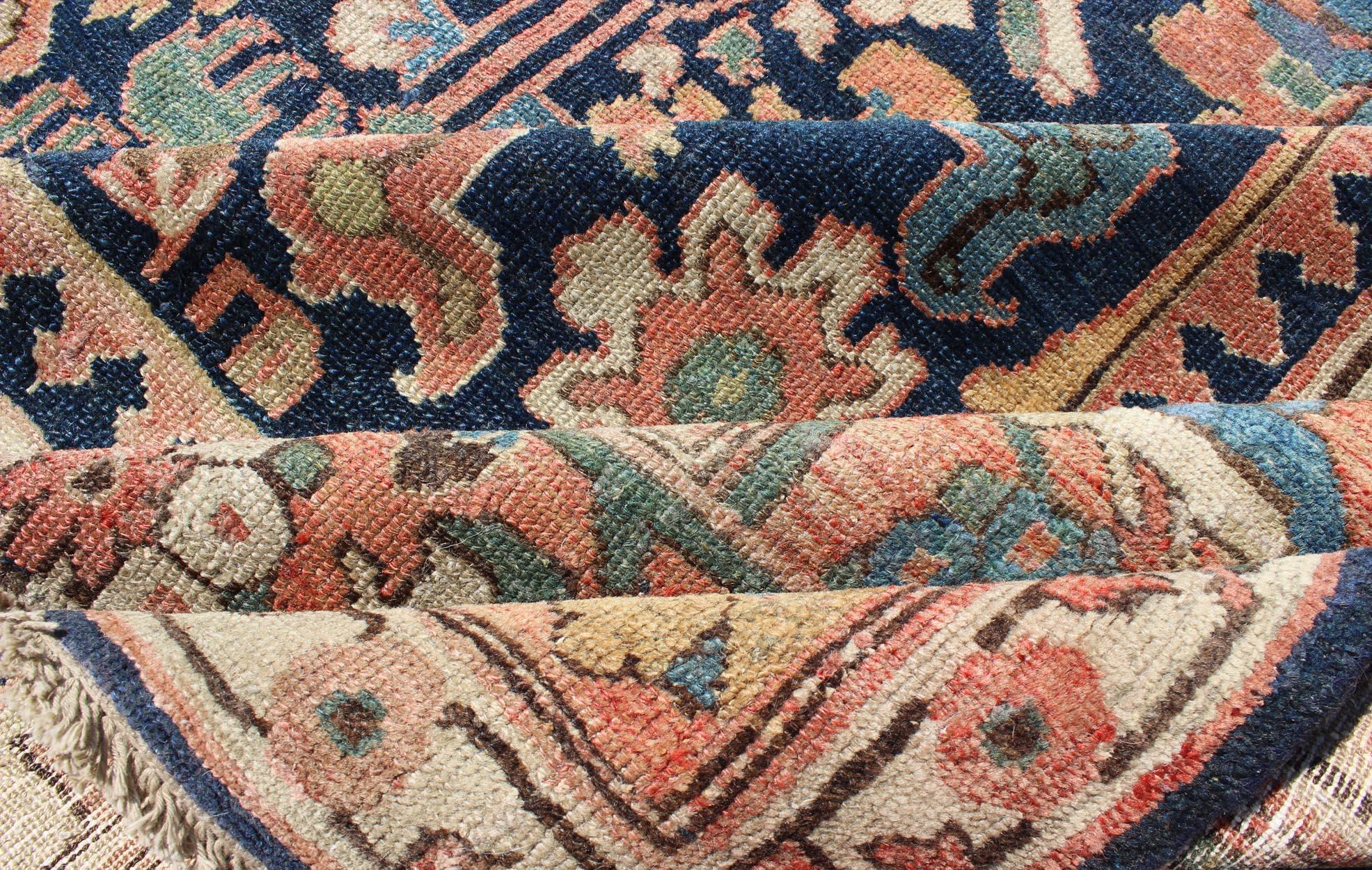 Noué à la main Très grand tapis persan ancien de Hamedan avec motif de fleurs sur fond bleu en vente