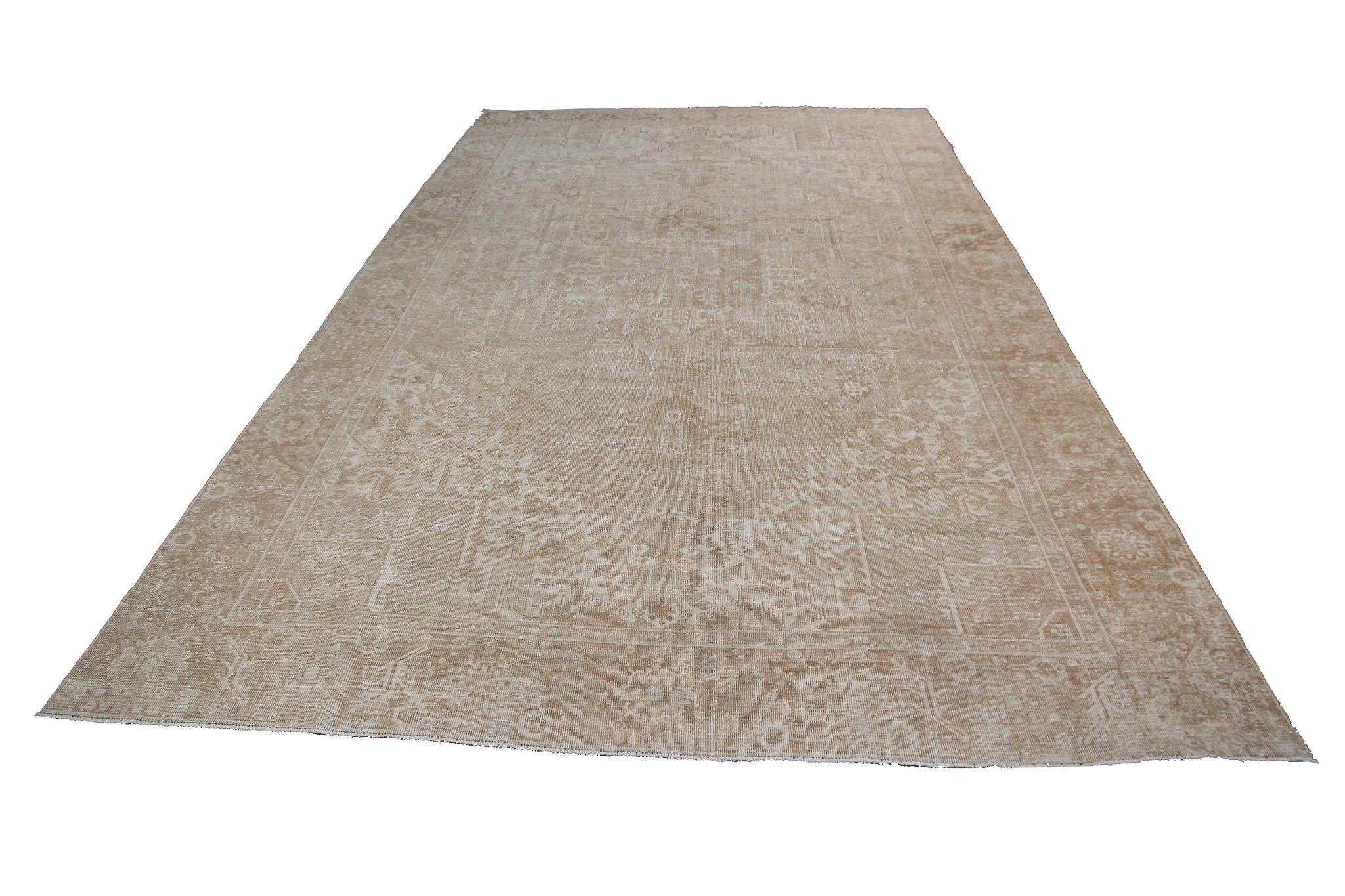 Large Antique Persian Heriz Serapi Rug Beige Ivory Geometric Antique Heriz In Good Condition For Sale In New York, NY