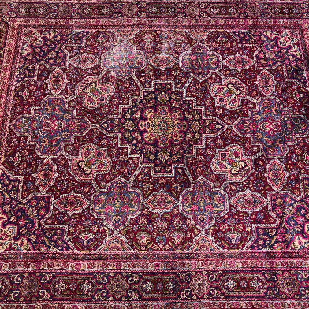 Grande tappeto persiano Kerman antico, Persia centro-meridionale. Un pregiato vello di lana annodato a mano e strettamente intrecciato su una base interamente in cotone. Un meticoloso disegno geometrico floreale islamico tradizionale e denso di