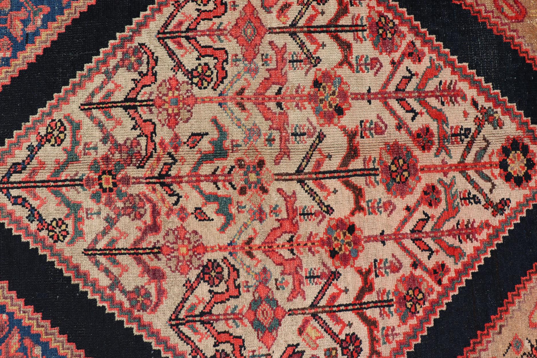 Großer antiker persischer Malayer-Galerie-Läufer mit geometrischem Medaillon im Zustand „Gut“ im Angebot in Atlanta, GA