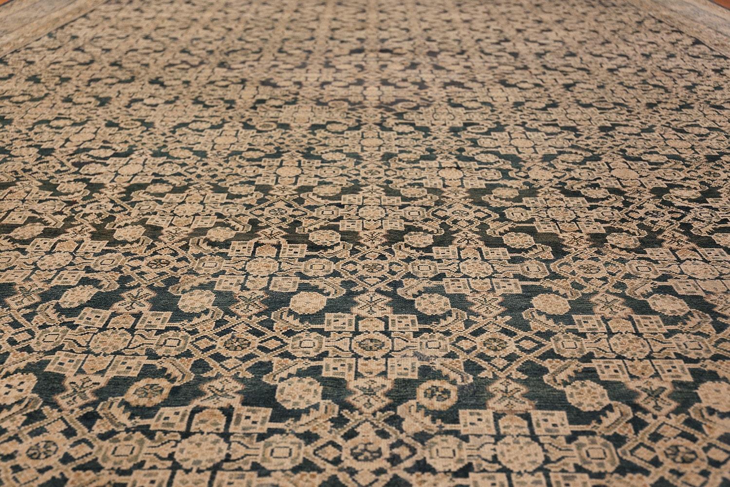 Tappeto antico persiano Malayer. Dimensioni: 11 ft 7 in x 17 ft (3,53 m x 5,18 m) In condizioni buone in vendita a New York, NY