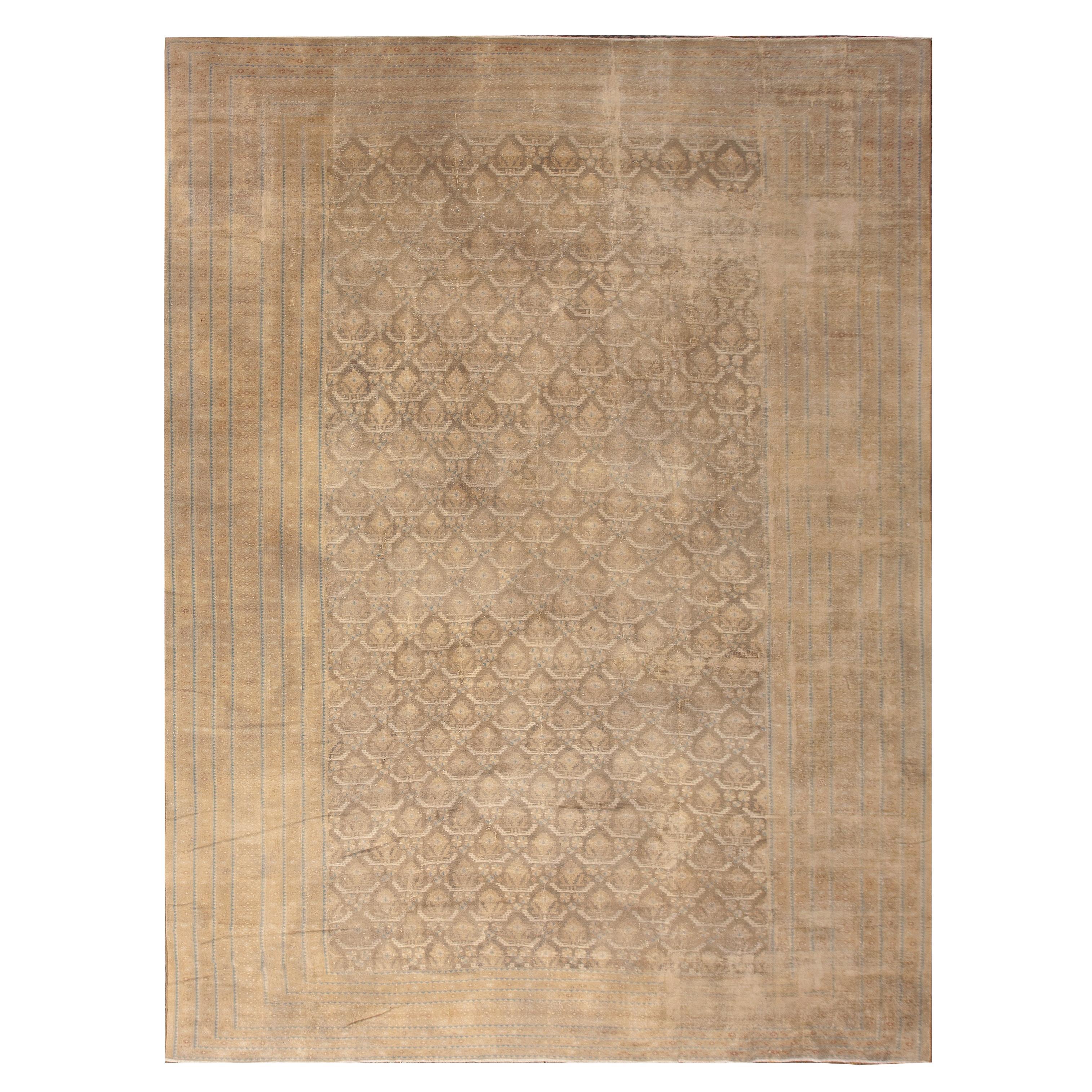 Grand tapis persan ancien tapis persan Malayer ancien ton beige sur ton beige en vente