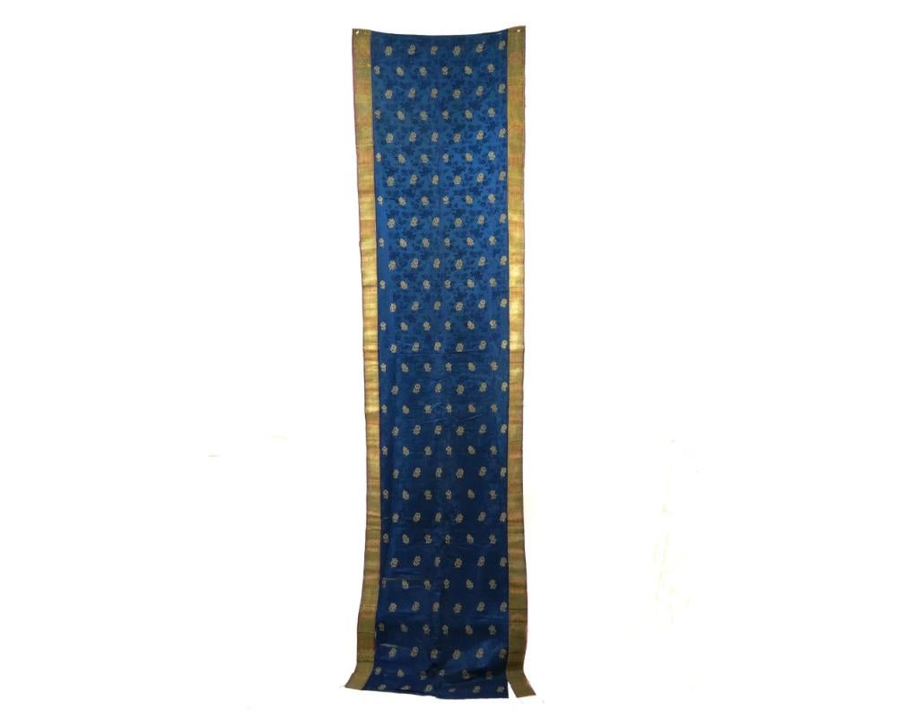 Ancienne tenture murale en textile brodé, tissé à la main, de la dynastie perse iranienne des Safavides. Le textile est orné de fleurs et de feuillages. La vaisselle est décorée de fleurs épanouies et de motifs géométriques sur les garnitures, sur