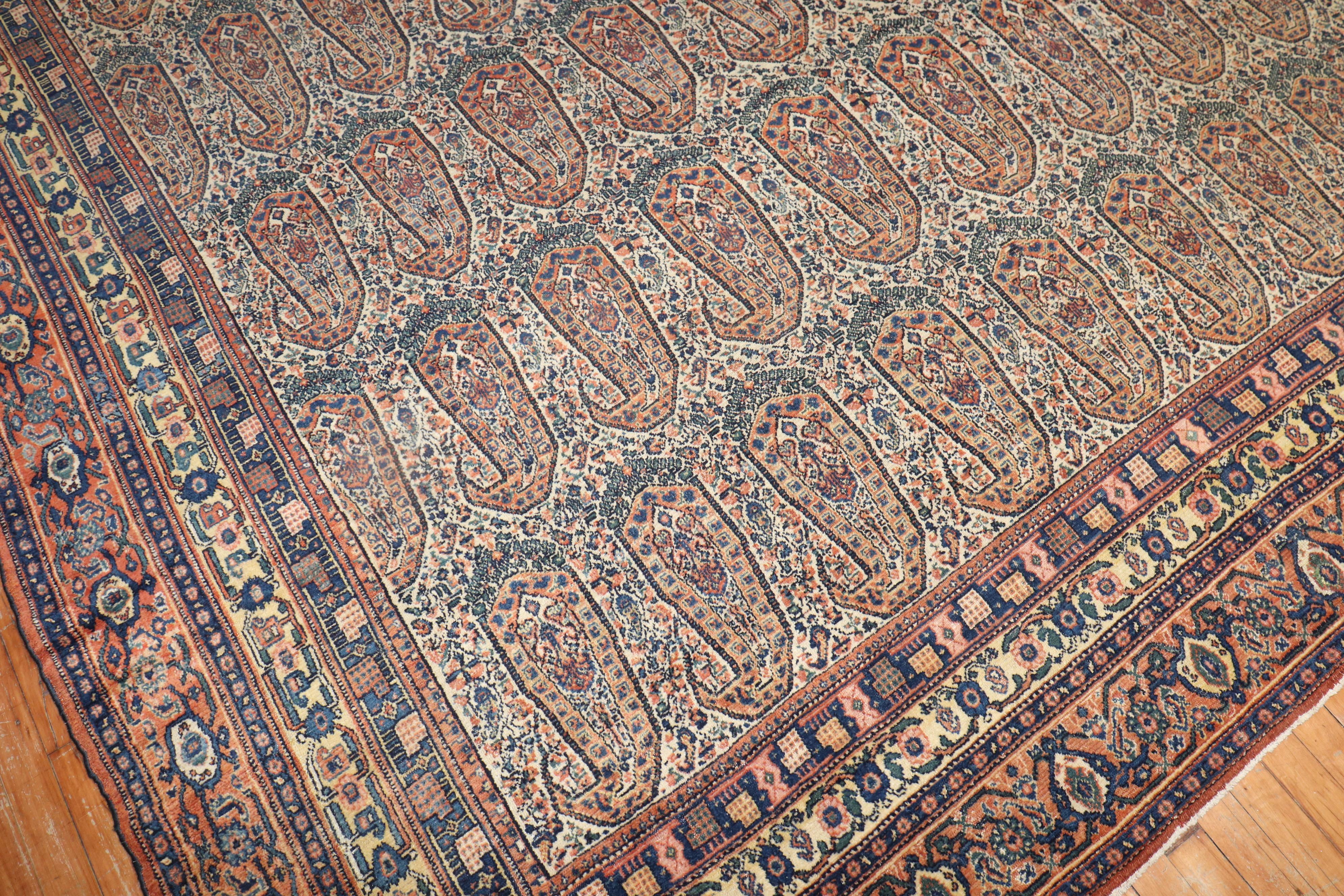 Spectaculaire tapis Senneh de la fin du 19ème siècle, de qualité supérieure et finement tissé, présentant un motif cachemire à grande échelle. 

Mesures : 9'3'' x 16'9''

Les tapis Senneh anciens sont l'un des plus distinctifs de tous les tapis