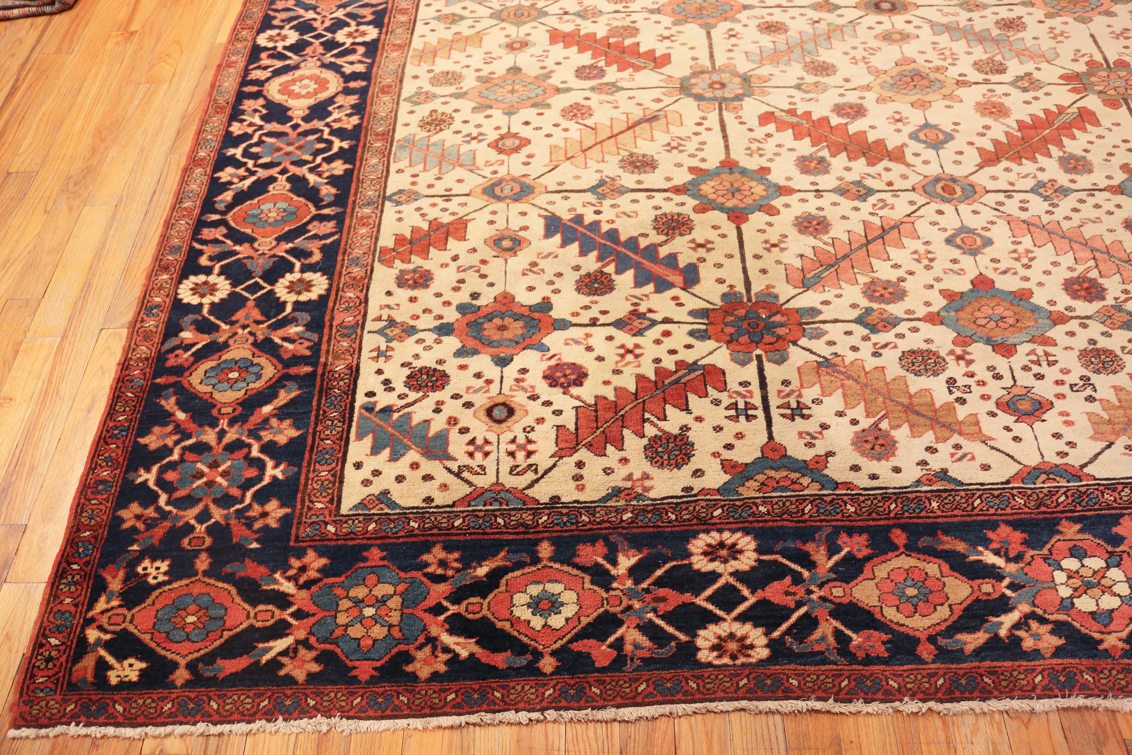 Splendido grande tappeto persiano Serapi antico, Paese d'origine: Persia, Data approssimativa: 1900 - I tappeti Serapi sono stati apprezzati nel corso dei secoli. Si sono ispirati ai tappeti di molte culture e influenze artistiche circostanti.