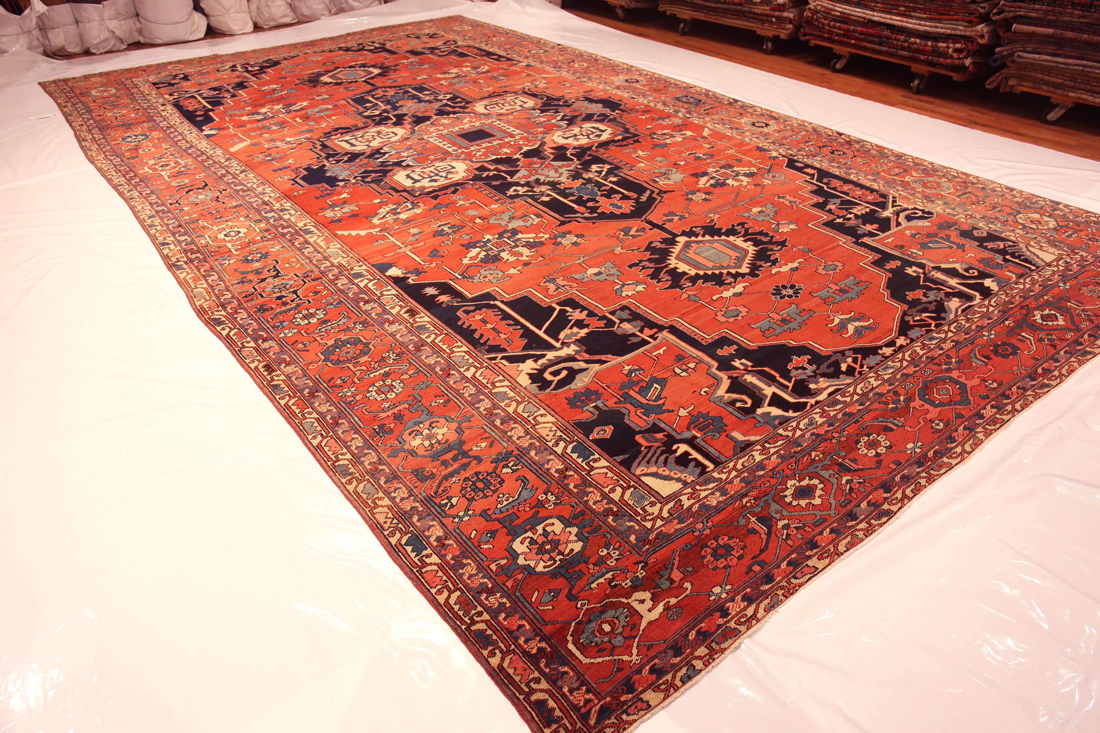 Grand tapis ancien persan Serapi, Pays d'origine : Perse, Circa date : 1900

Taille : 11 ft 9 in x 19 ft 8 in (3.58 m x 5.99 m)

