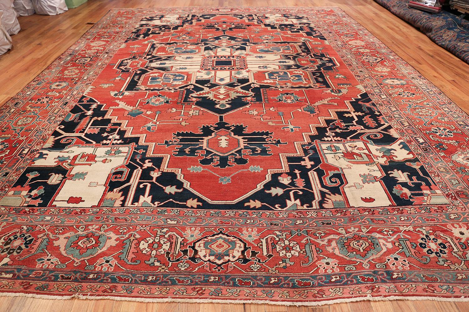 Breathtaking large antique Persian Serapi rug, country of origin / rug type: Persian rug, date circa 1900
The Persian Serapi rugs belong to a family of regional Persian rugs. These rugs were produced in the Iranian province of Eastern Azerbaijan