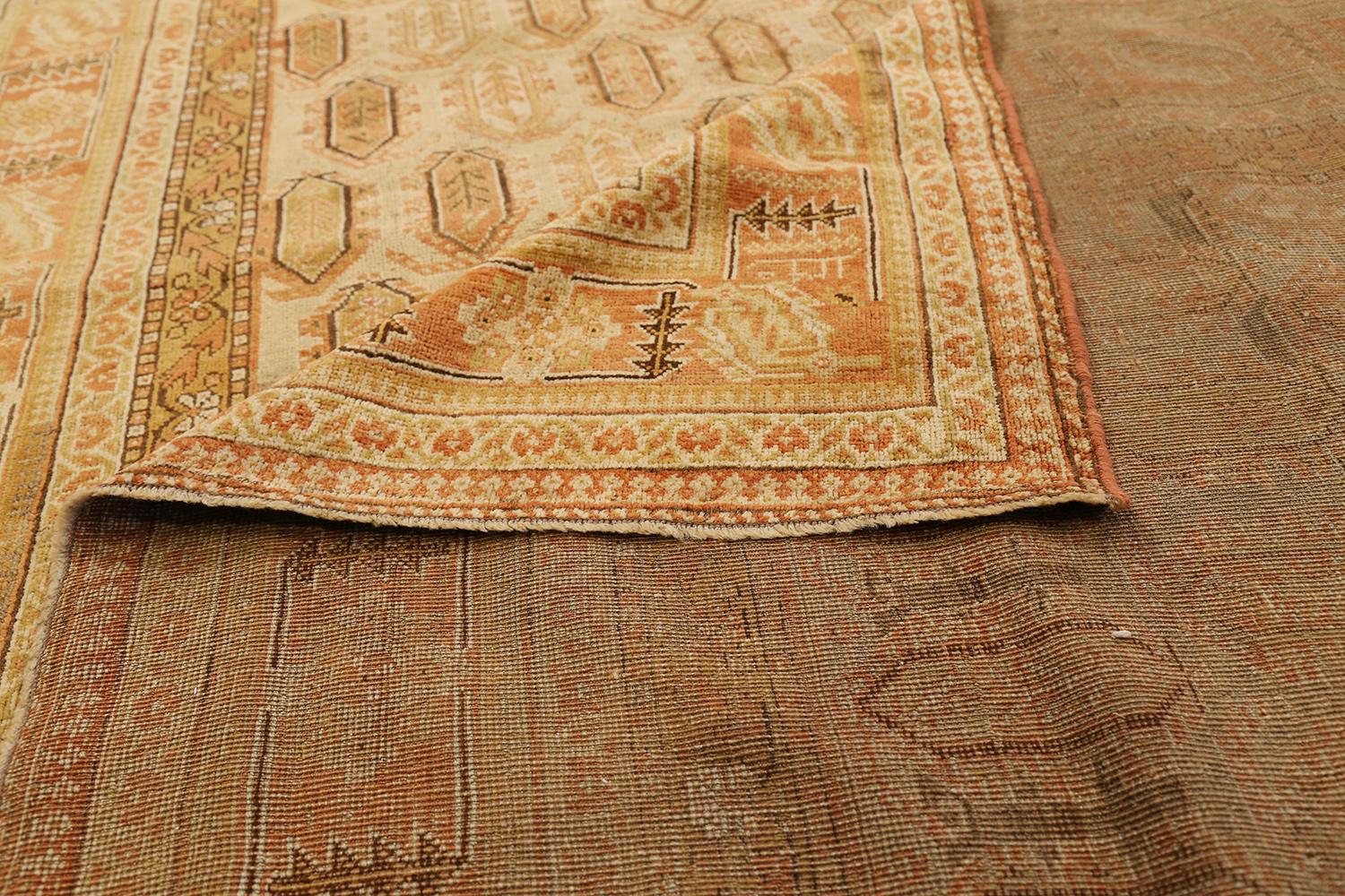 Perse Grand tapis persan antique Shiraz avec des détails géométriques marron & orange sur toute la surface en vente