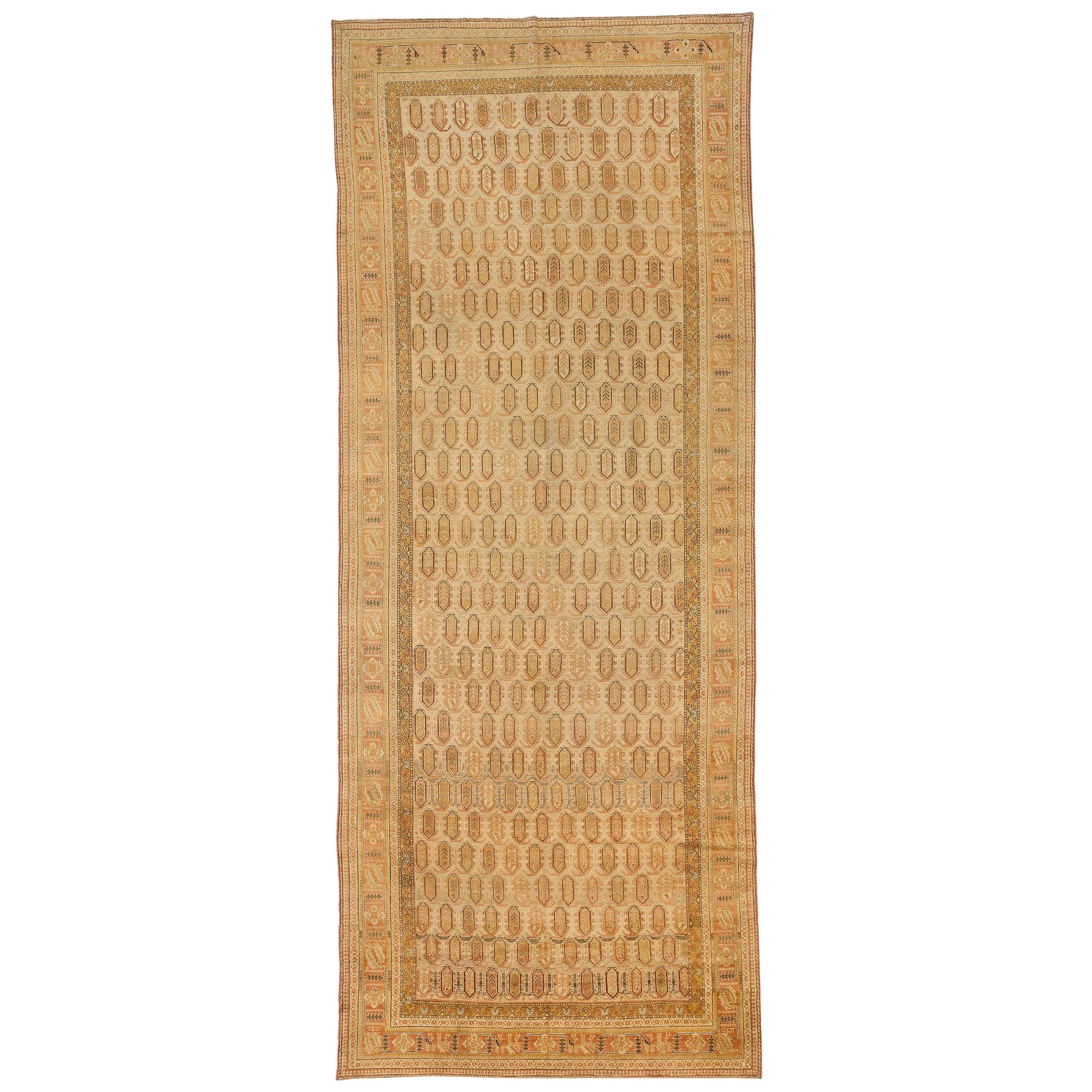 Grand tapis persan antique Shiraz avec des détails géométriques marron & orange sur toute la surface en vente