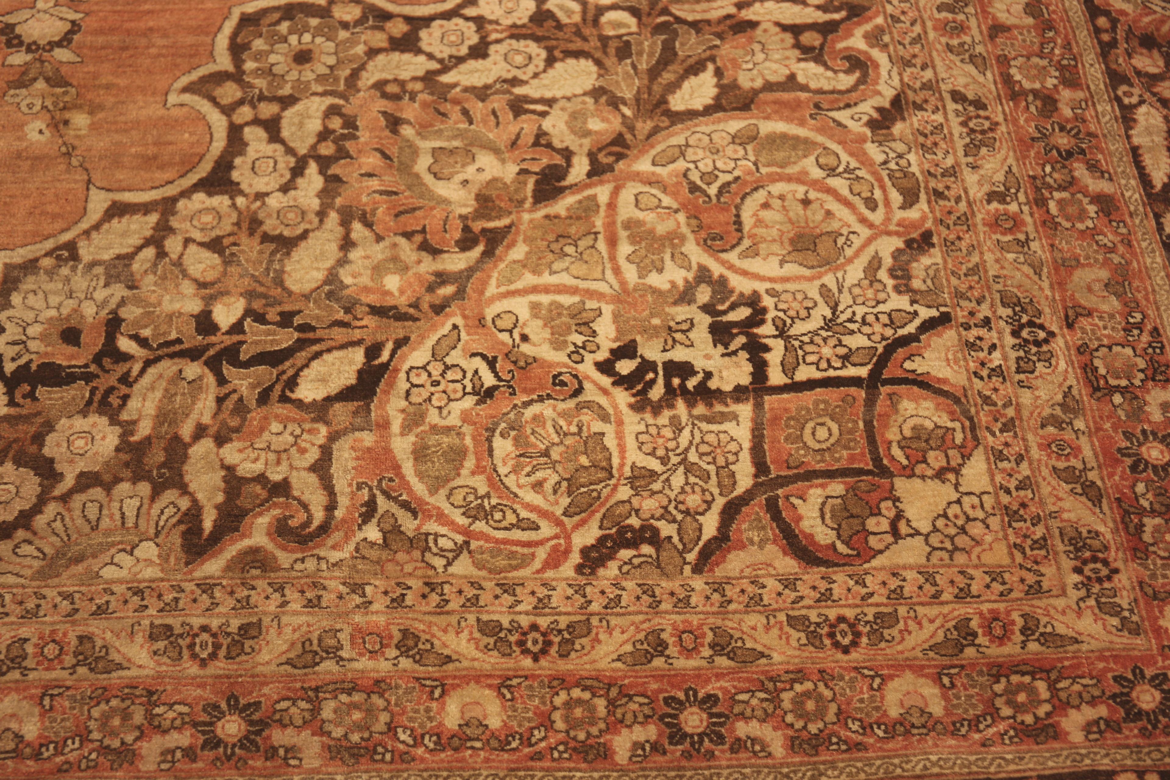 Antiker persischer Täbris-Teppich. 12 ft 6 in x 18 ft 3 in (20. Jahrhundert) im Angebot