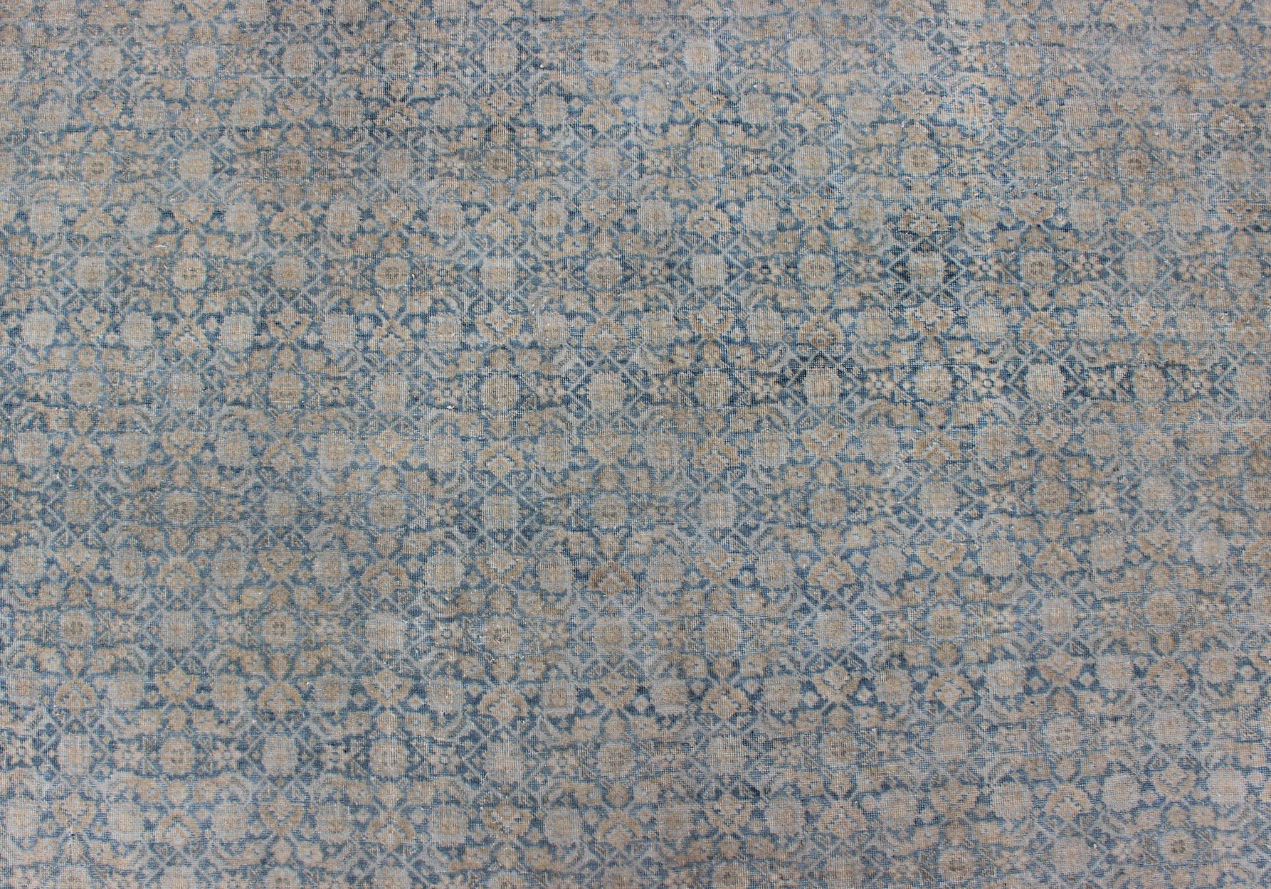 Grand tapis persan ancien de Tabriz en Herati dans tous les tons de bleu et de brun clair Bon état - En vente à Atlanta, GA