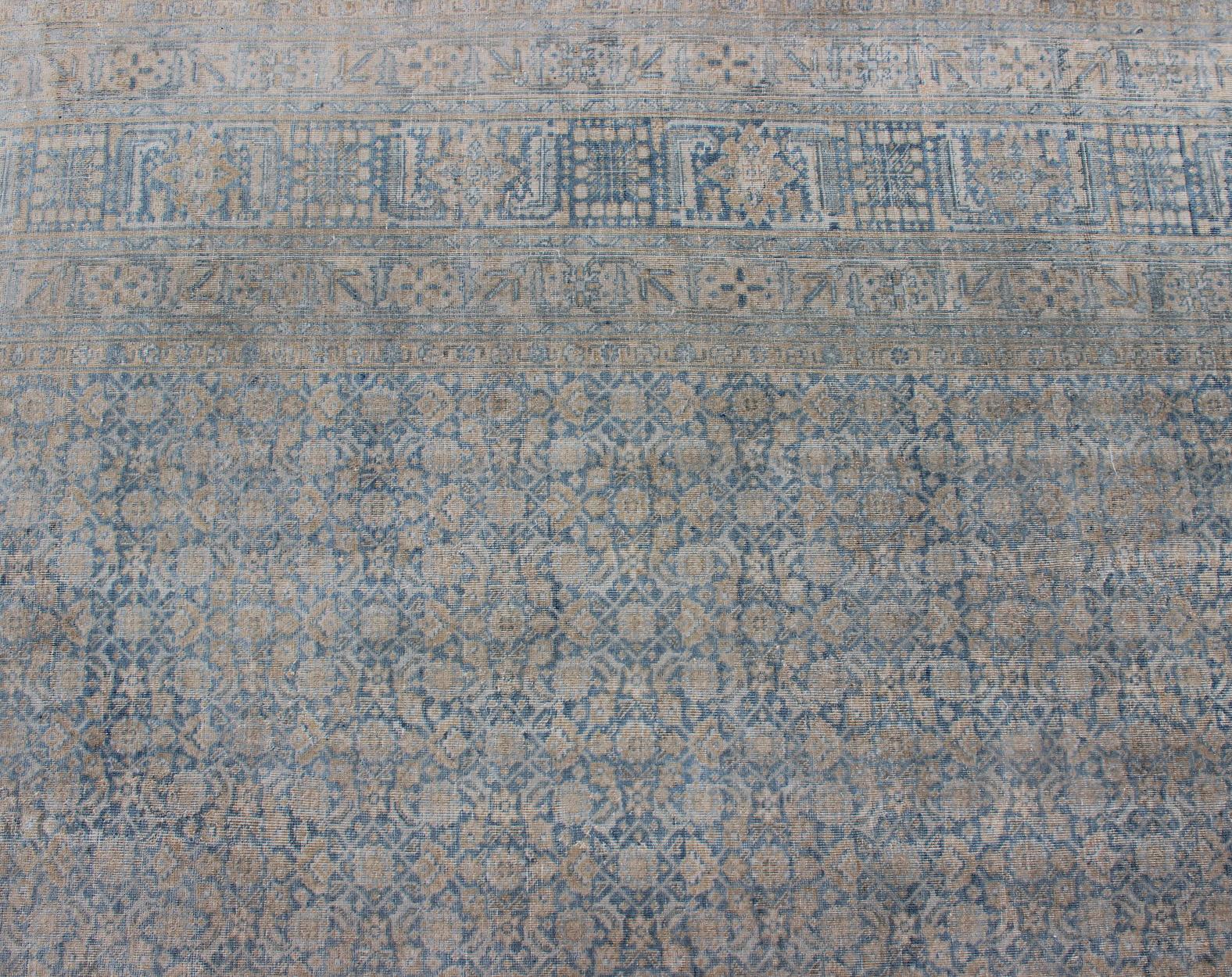 Laine Grand tapis persan ancien de Tabriz en Herati dans tous les tons de bleu et de brun clair en vente
